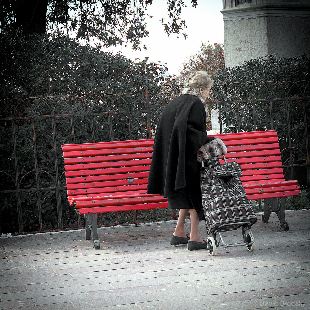 Sony FE 28-70mm F3.5-5.6 OSS sample photo. Red bench photography