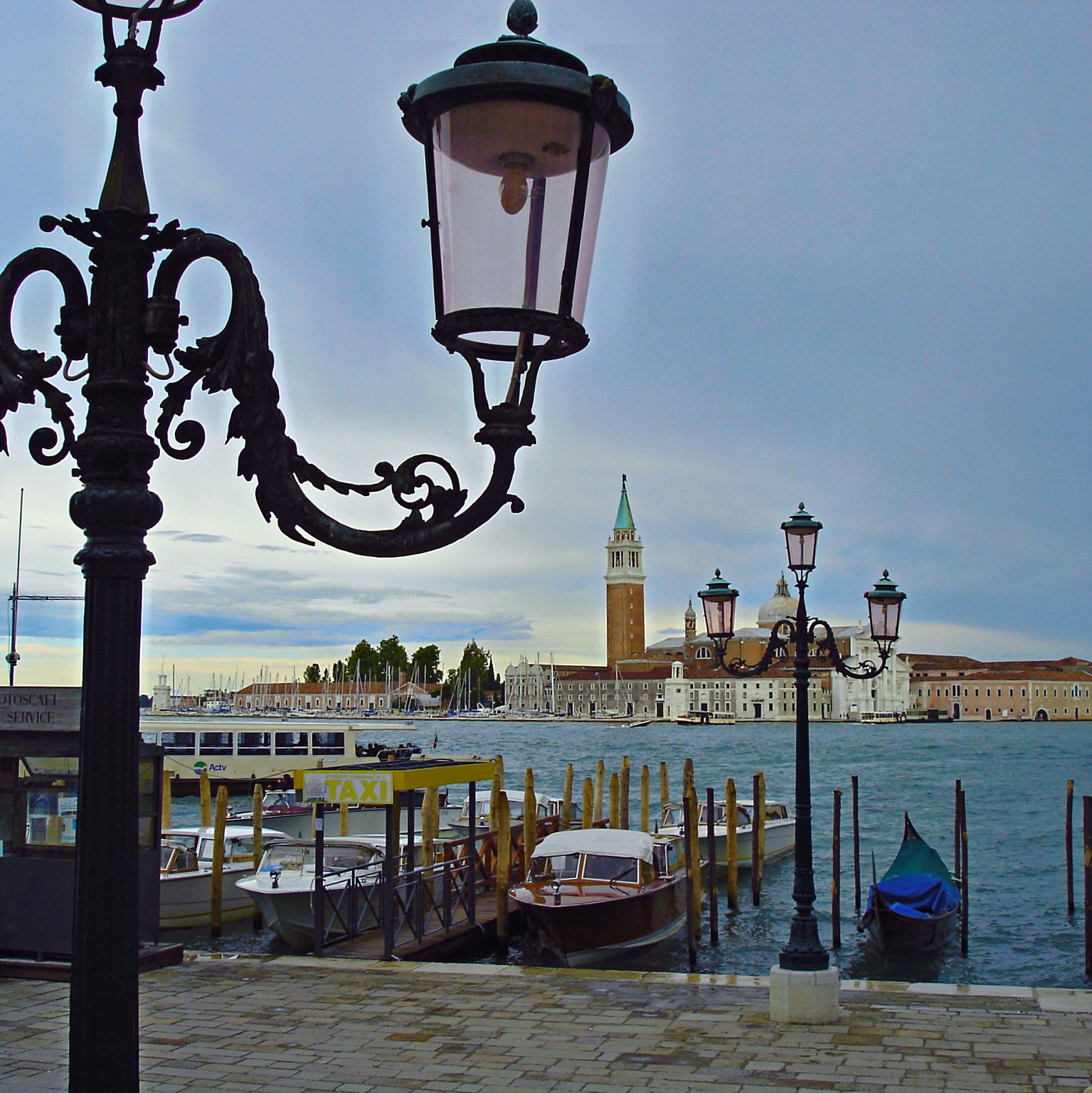 Sony DSC-P100 sample photo. Venice streetlights photography