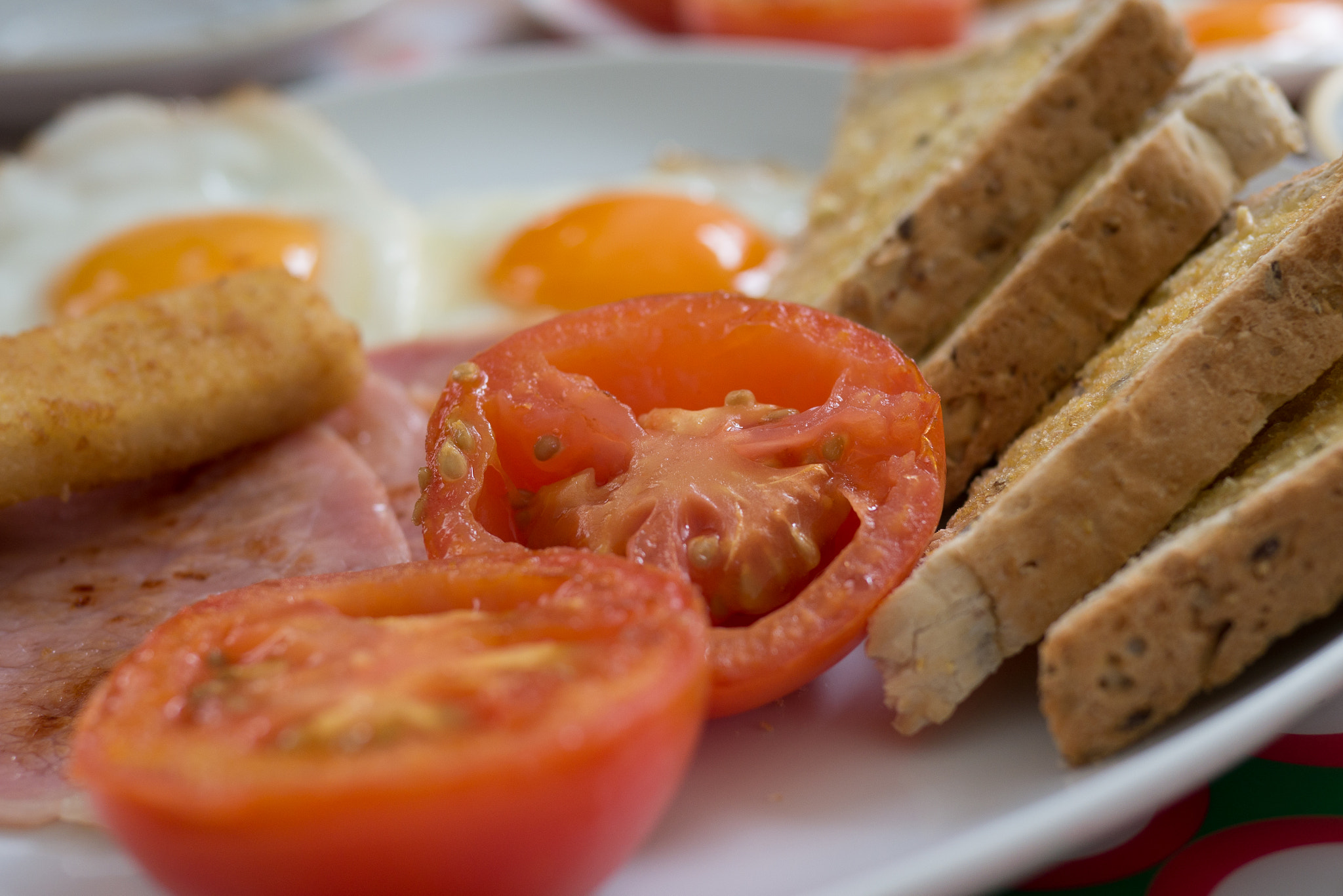 Panasonic Lumix DMC-GX7 + Panasonic Leica DG Summilux 25mm F1.4 II ASPH sample photo. Full breakfast photography