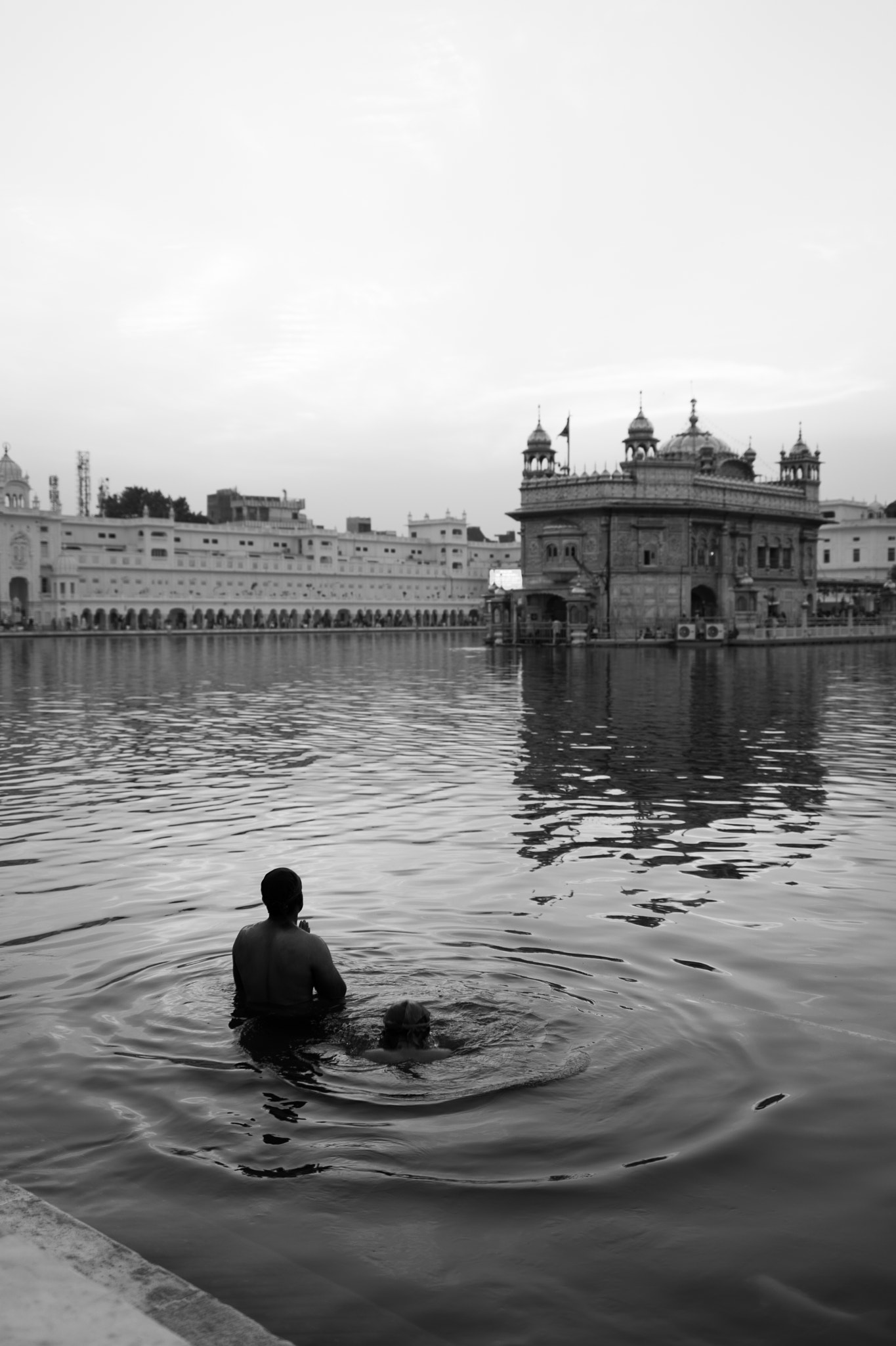 E 35mm F2 sample photo. Morning bath photography