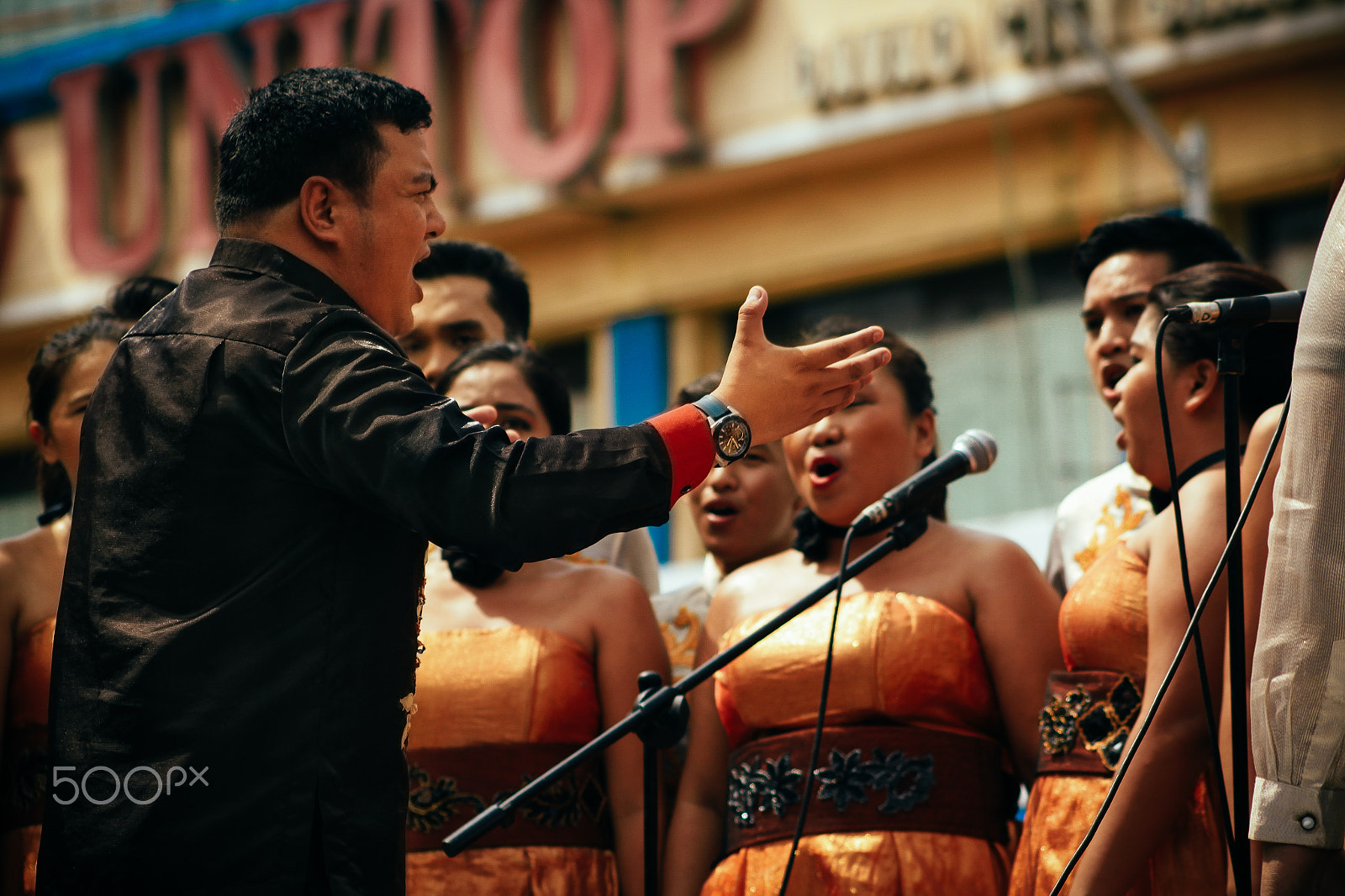 Canon EF 75-300mm f/4-5.6 USM sample photo. Um chorale performs at indak indak sa kadalanan photography