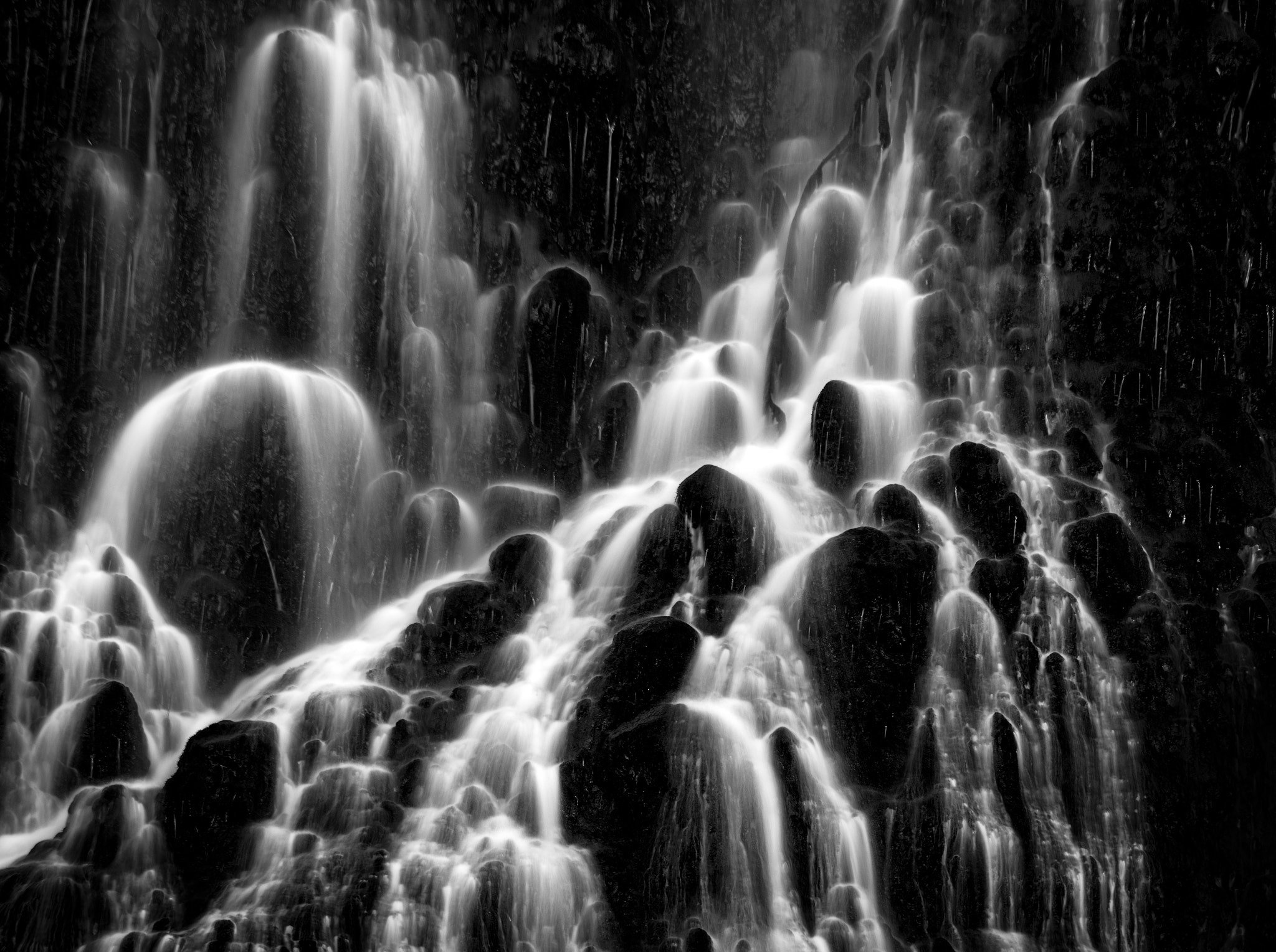 Sigma 70-300mm F4-5.6 APO DG Macro sample photo. Karekare falls black and white photography
