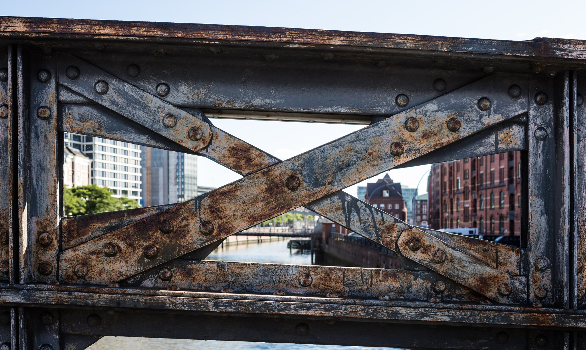 Zeiss Milvus 35mm f/2 sample photo. A detail a balustrade in hamburg photography