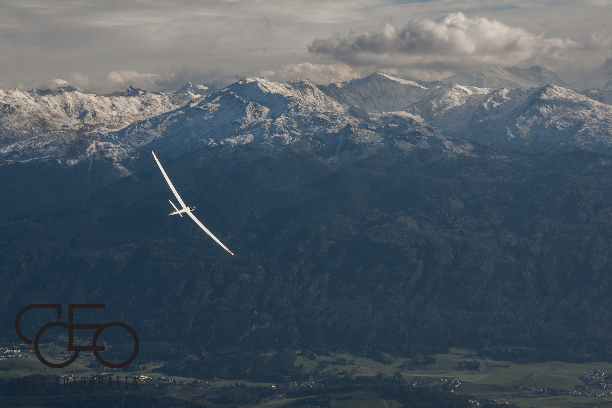 Sony Alpha DSLR-A700 sample photo. Glider above innsbruck photography