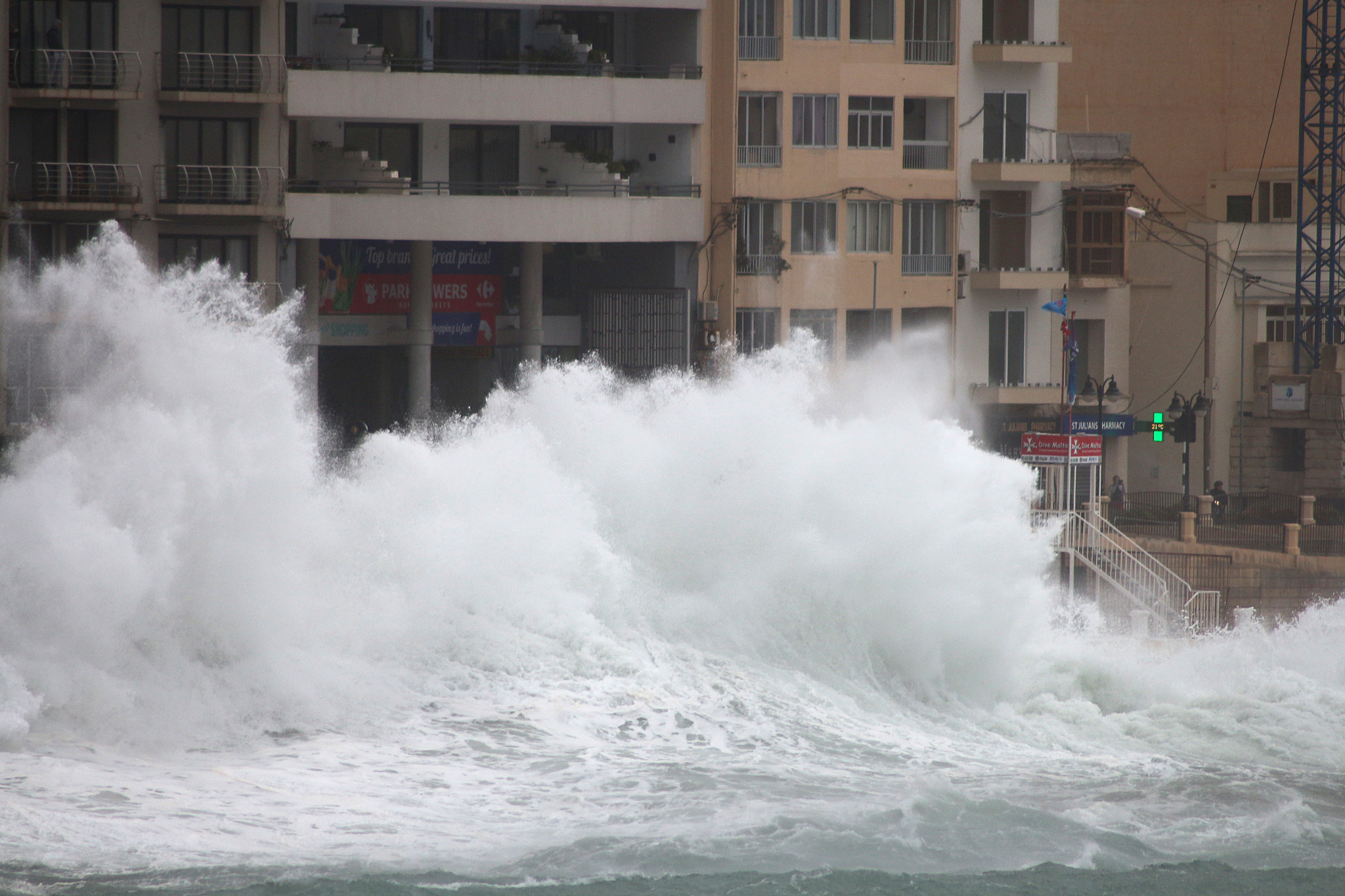 Canon EOS 650D (EOS Rebel T4i / EOS Kiss X6i) sample photo. Superwave photography