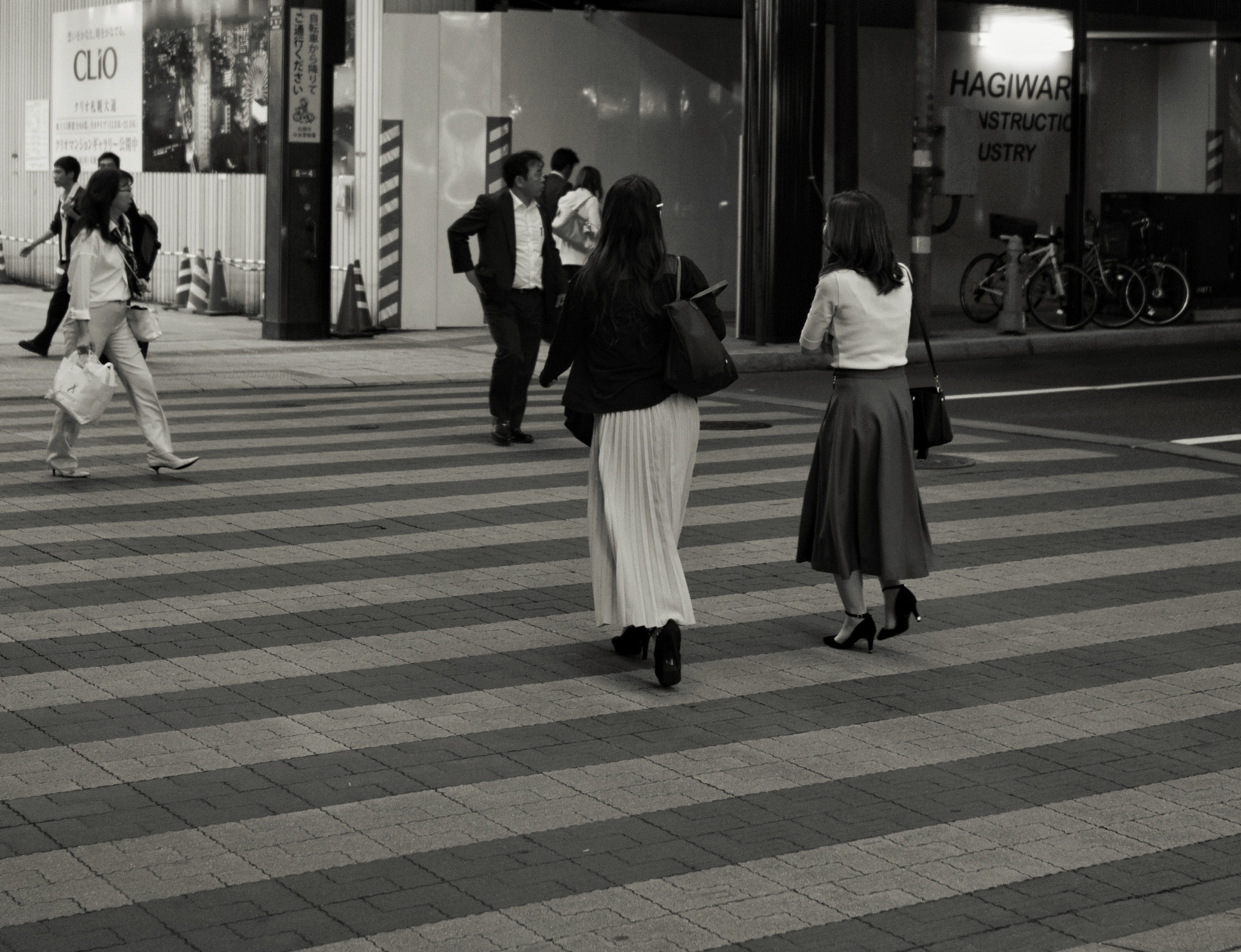 Sony a6000 + Sony Sonnar T* E 24mm F1.8 ZA sample photo. Crosswalk photography