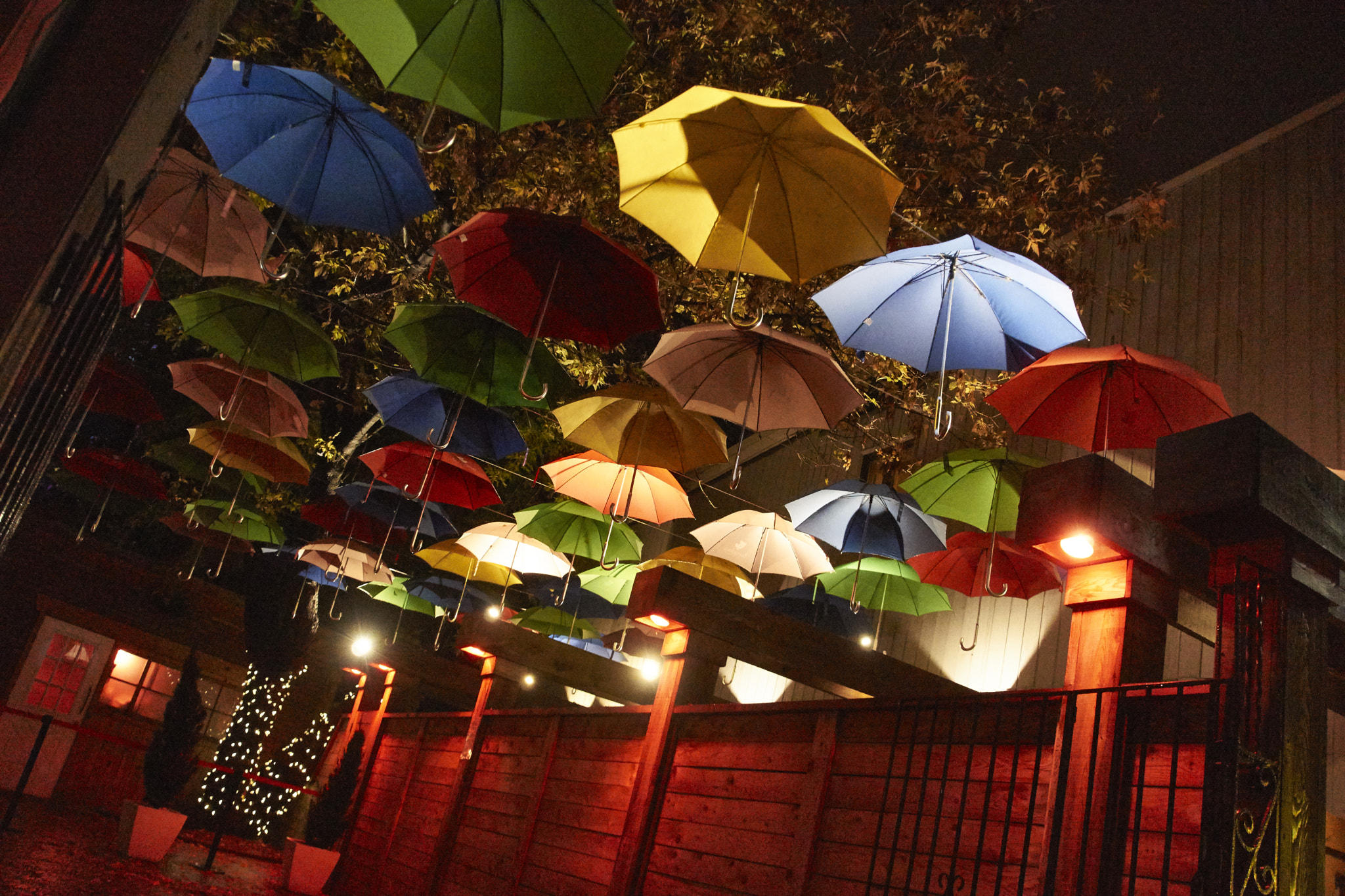 Sony SLT-A65 (SLT-A65V) + DT 18-270mm F3.5-6.3 SSM sample photo. Les parapluies de longueuil photography