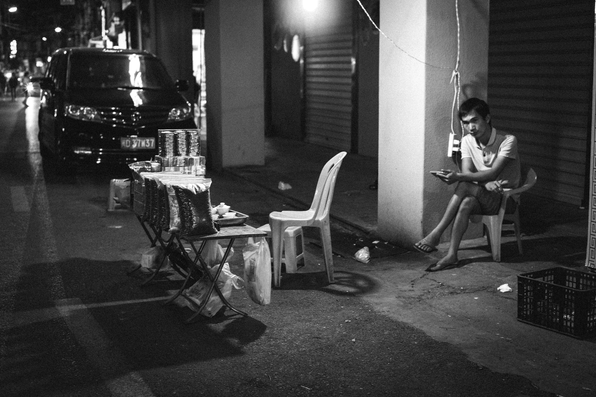 E 50mm F2 sample photo. Waiting photography