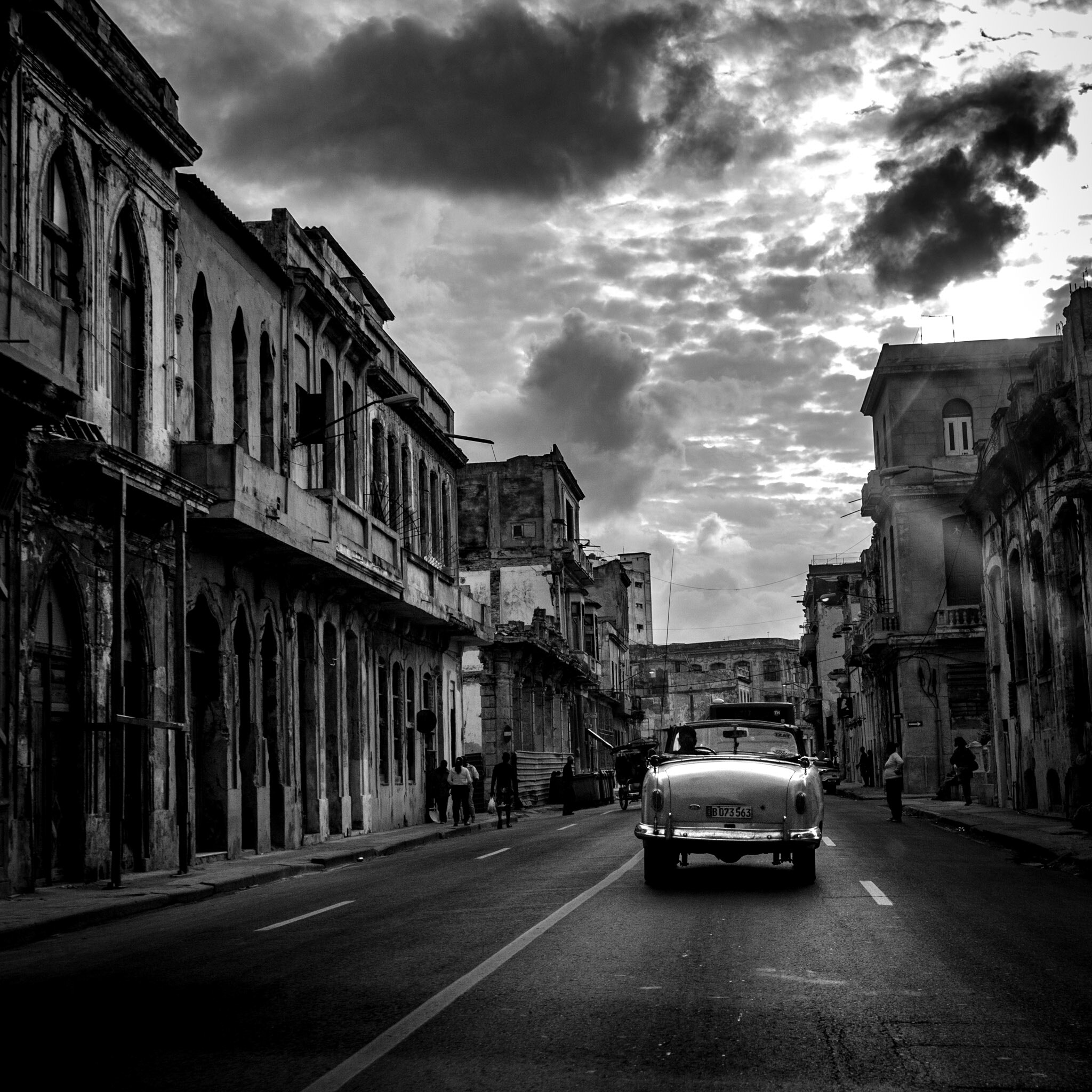 Canon EOS 650D (EOS Rebel T4i / EOS Kiss X6i) + Canon EF 16-35mm F2.8L II USM sample photo. Driving in havana photography