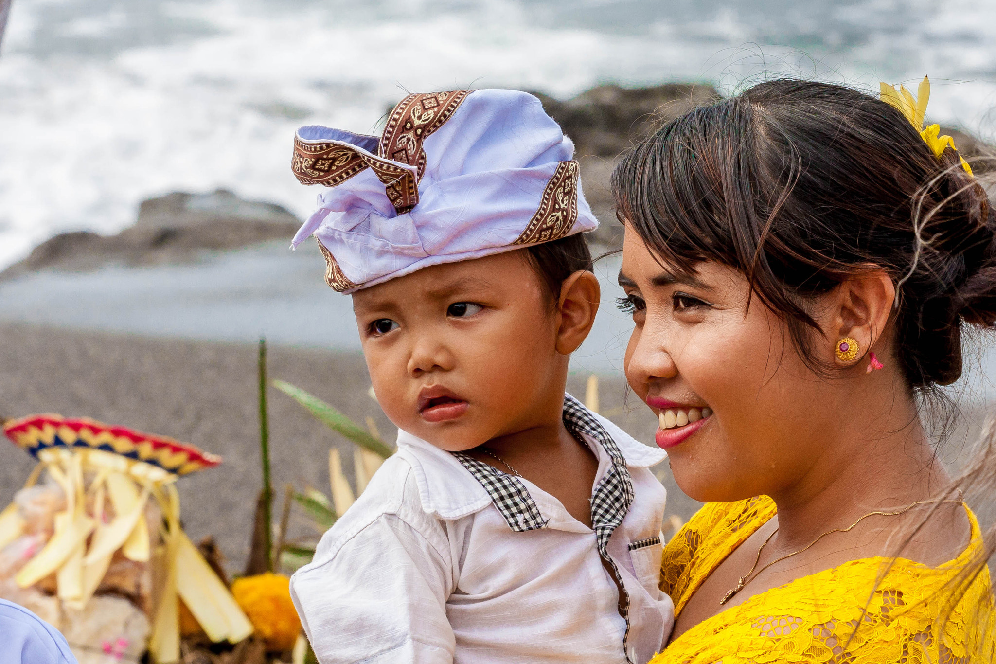 Canon EOS 450D (EOS Rebel XSi / EOS Kiss X2) + Canon EF 70-200mm F4L USM sample photo. Balinese woman with a child photography