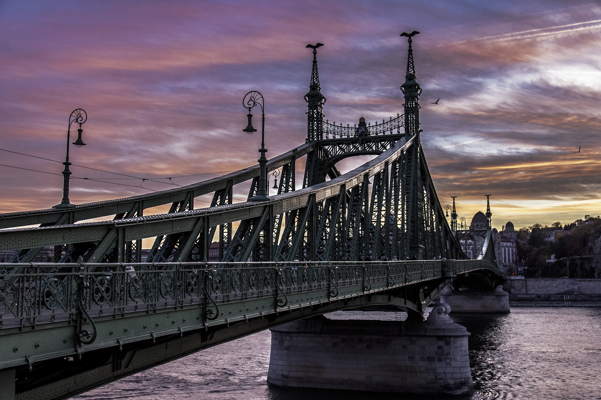 Pentax smc DA 17-70mm F4.0 AL (IF) SDM sample photo. Liberty bridge photography
