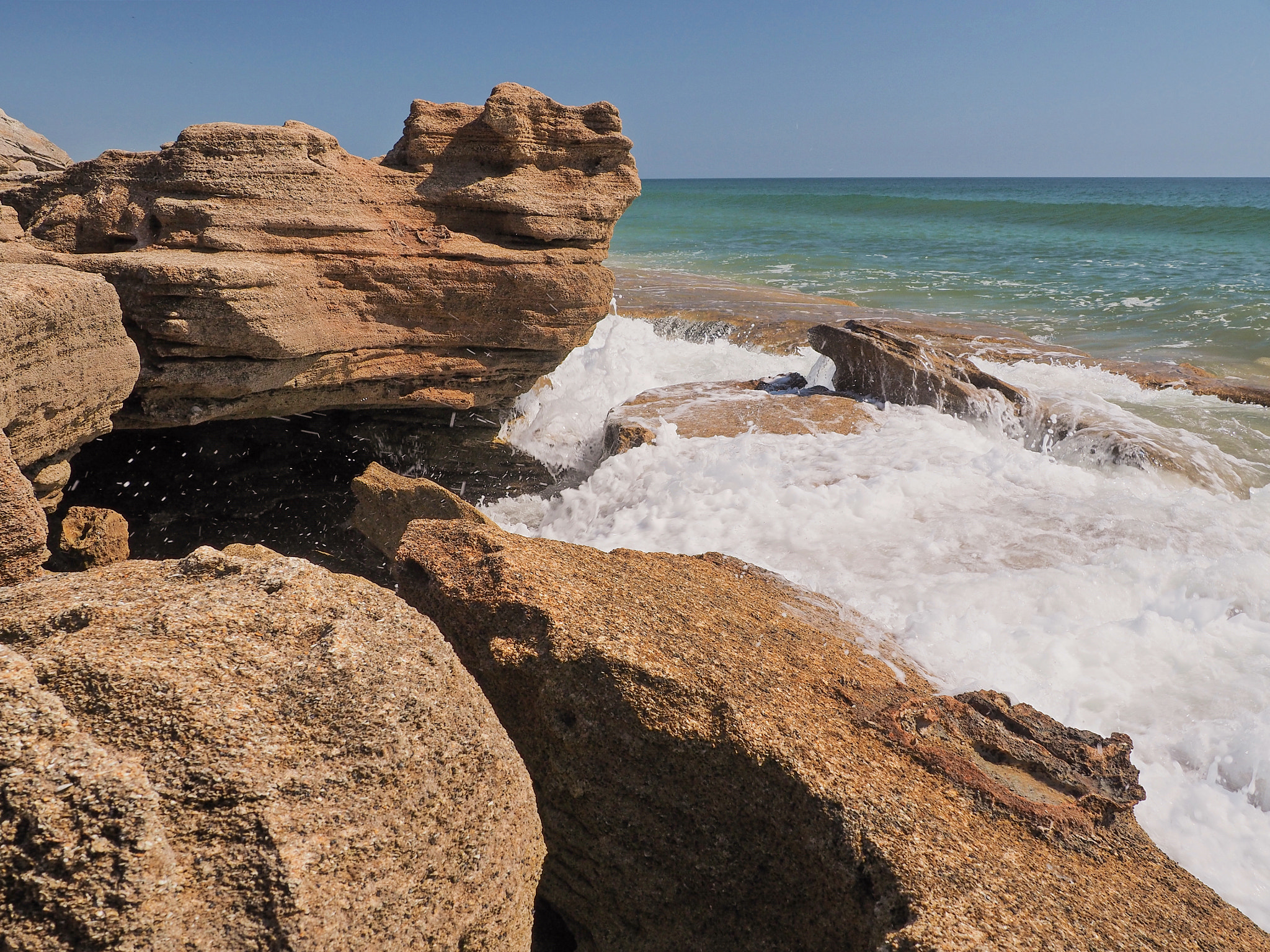 Olympus M.Zuiko Digital 14-42mm F3.5-5.6 II R sample photo. Same rocks, different splash photography
