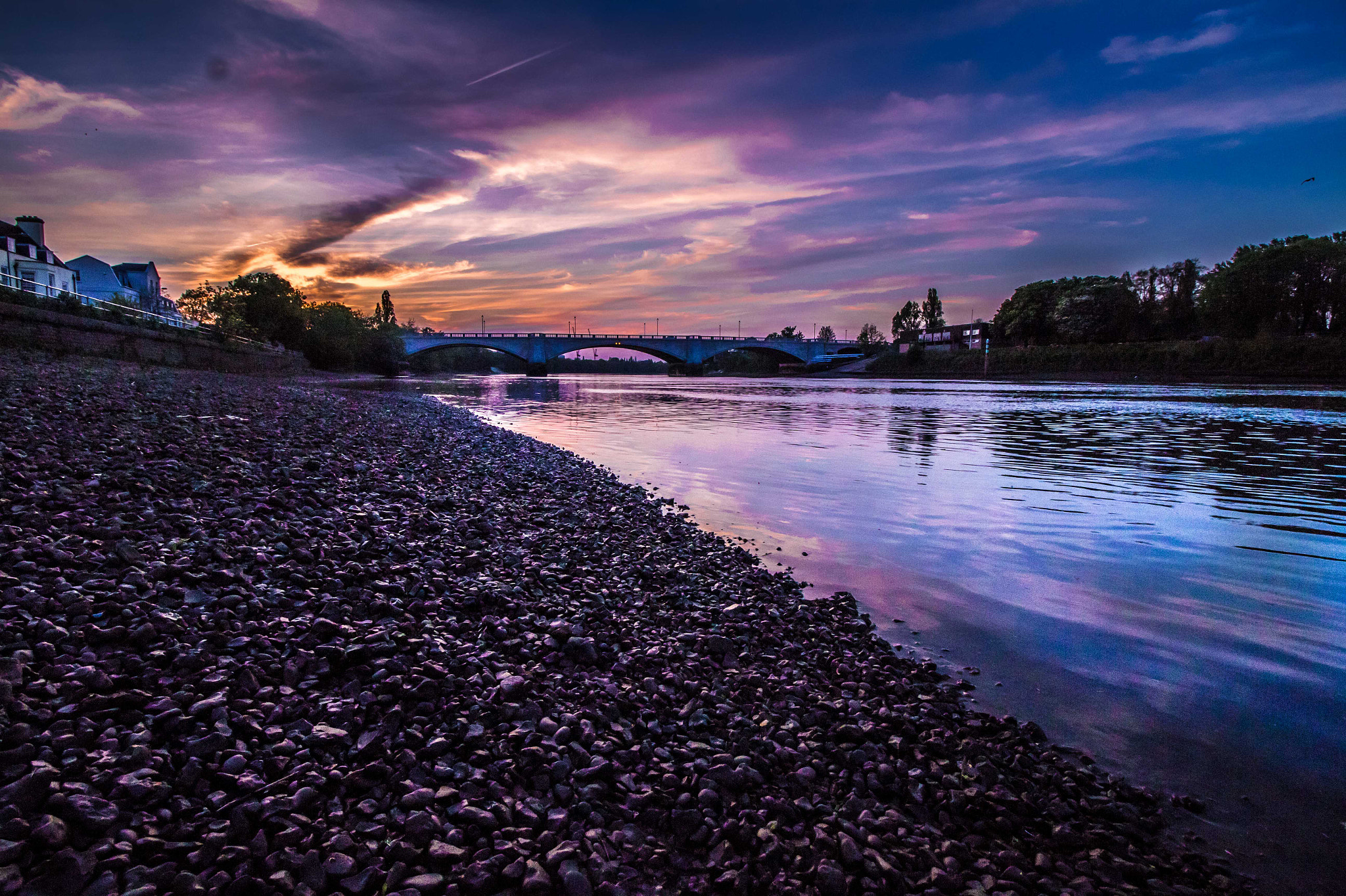 Canon EOS M2 + Canon EF-S 10-18mm F4.5–5.6 IS STM sample photo. Chiswick bridge photography