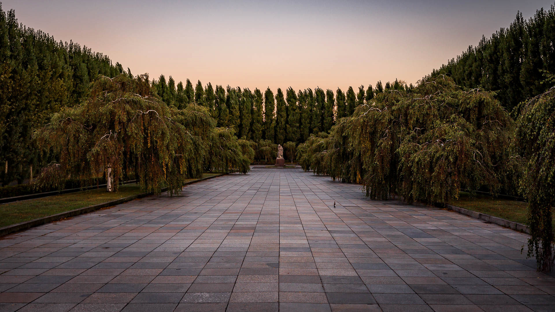 Canon EF-M 11-22mm F4-5.6 IS STM sample photo. Statue photography