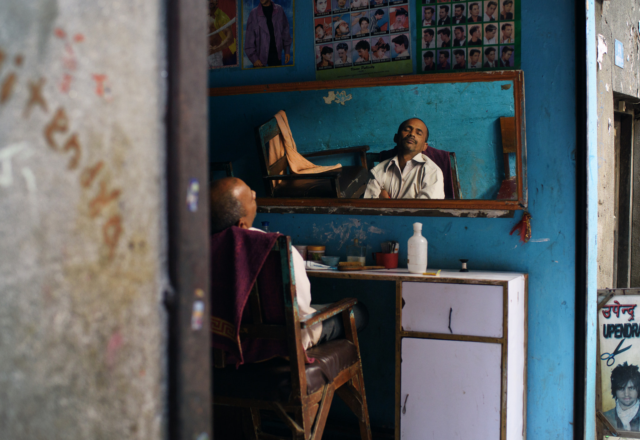 Nikon AF-S Nikkor 35mm F1.8G ED sample photo. Street barbershop photography