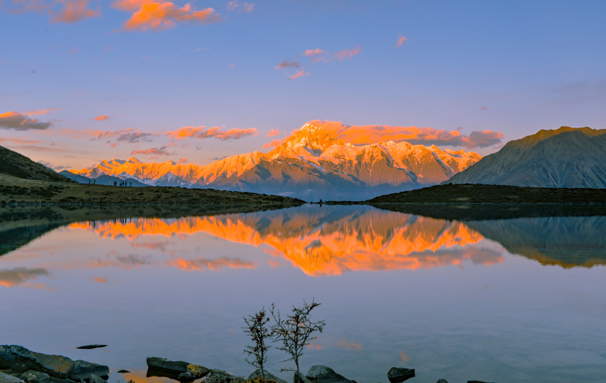 Nikon D800 + Nikon AF-S Nikkor 35mm F1.4G sample photo. 里索海子日照金山。 photography