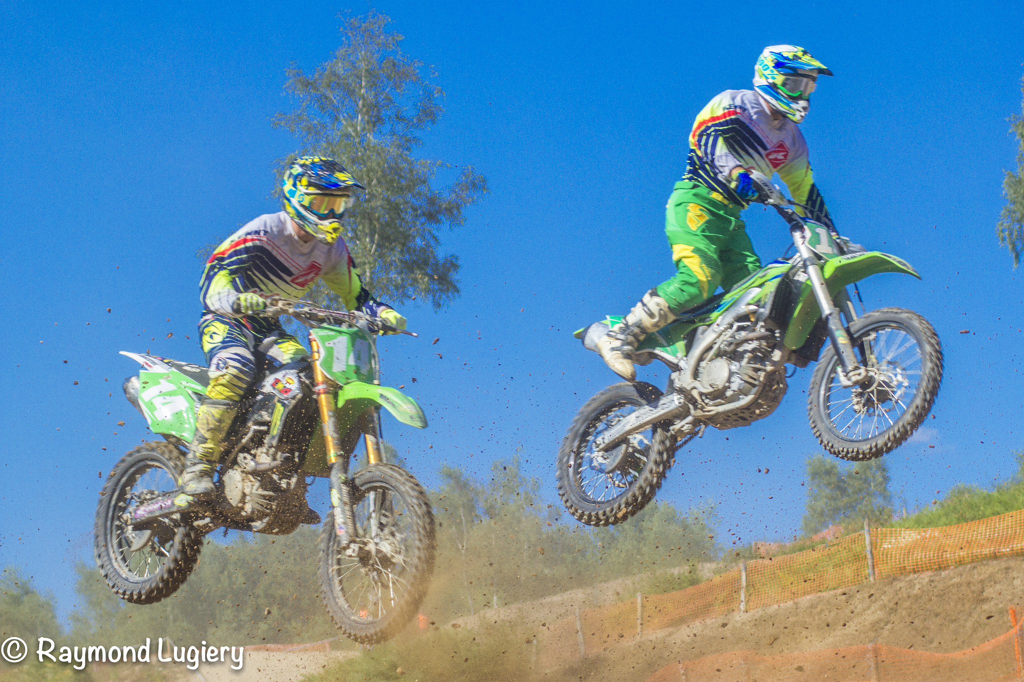 Canon EOS 60D + Canon EF 100-300mm f/5.6 sample photo. Deux motos vertes photography
