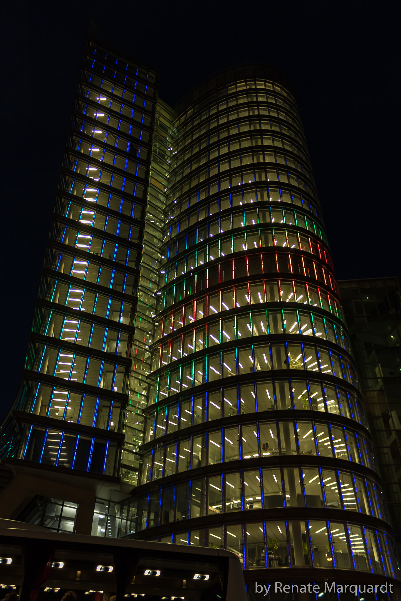 Canon EOS 7D Mark II + Canon EF-S 18-55mm F3.5-5.6 IS II sample photo. Wien bei nacht - der uniqa tower photography