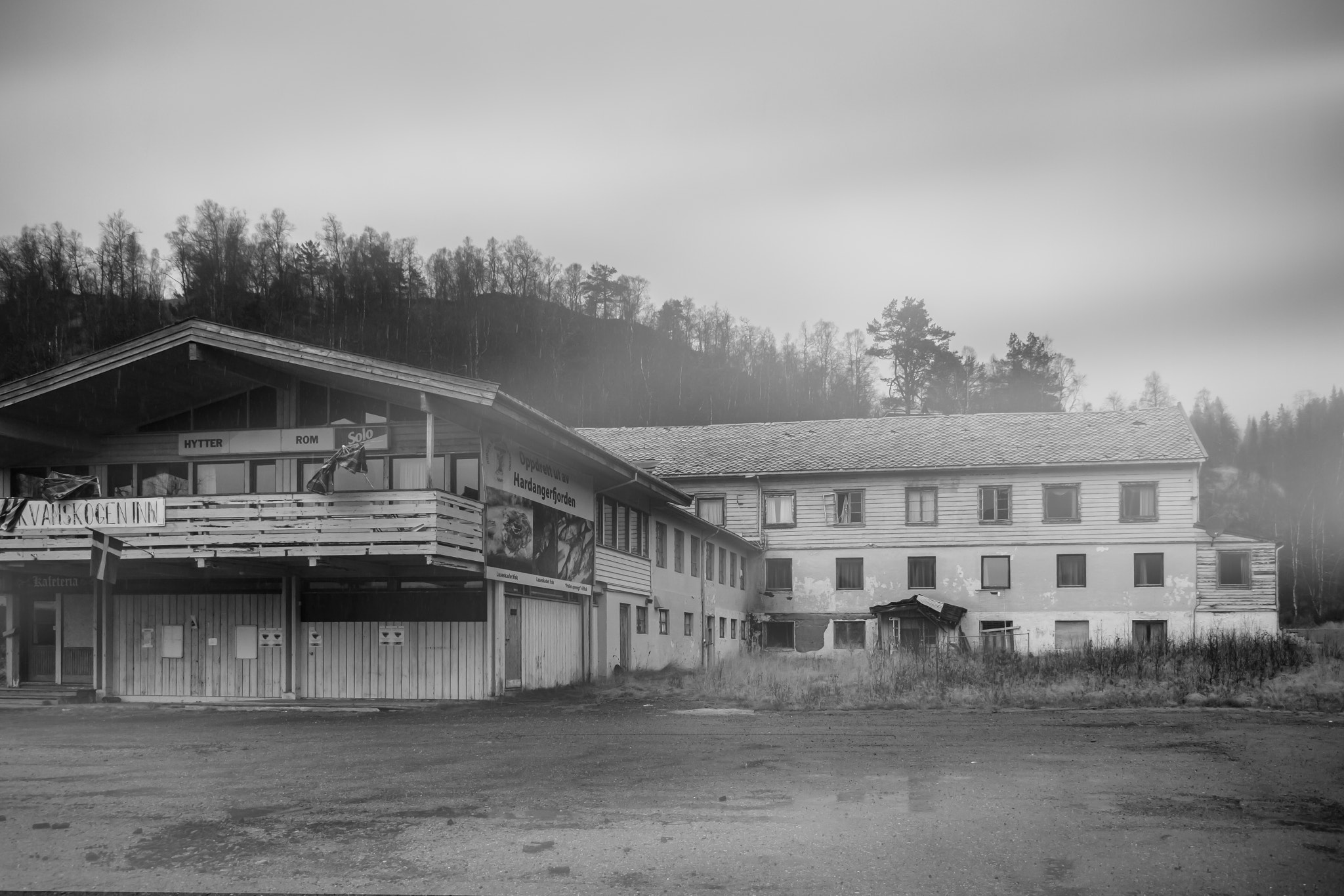 Samsung NX30 + Samsung NX 18-55mm F3.5-5.6 OIS sample photo. Abandoned motel photography