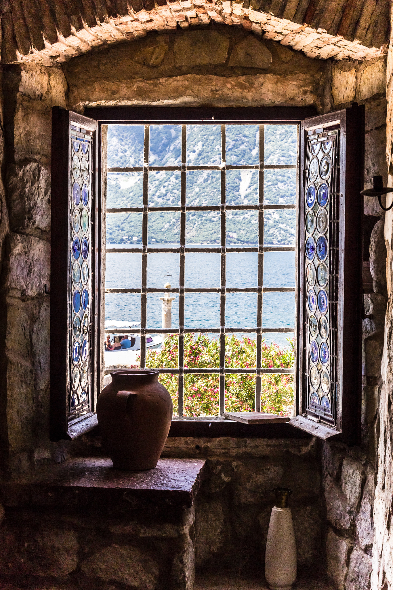 Canon EF 24-70mm F4L IS USM sample photo. Window photography