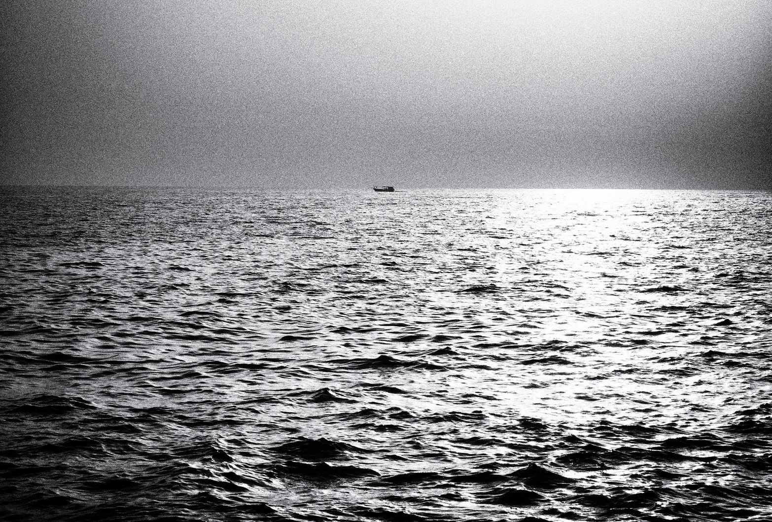 Canon EOS 550D (EOS Rebel T2i / EOS Kiss X4) sample photo. Persian gulf and lonely boat photography