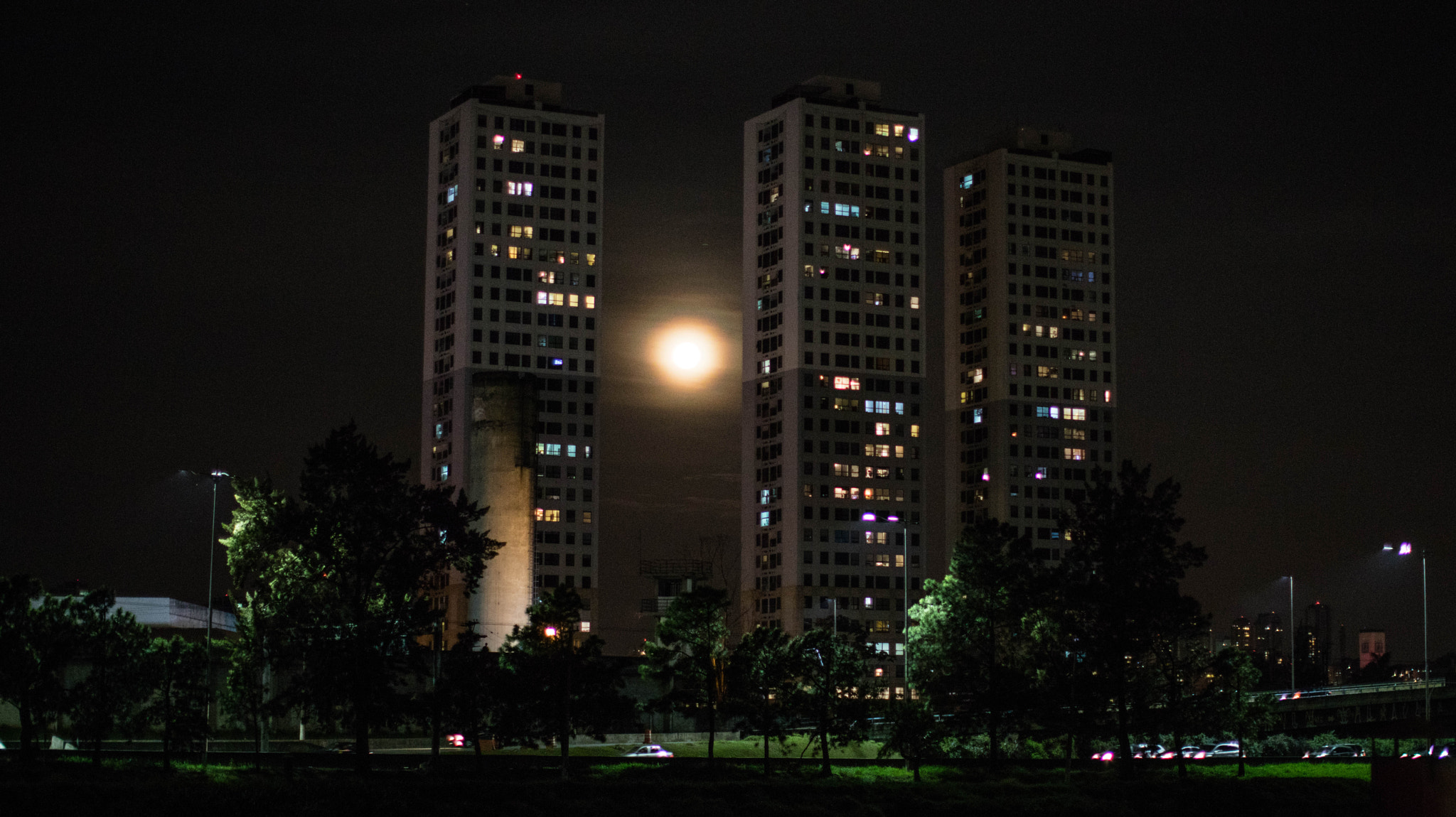 Canon EOS 5DS + Canon EF 50mm F1.2L USM sample photo. Insane moon in são paulo photography