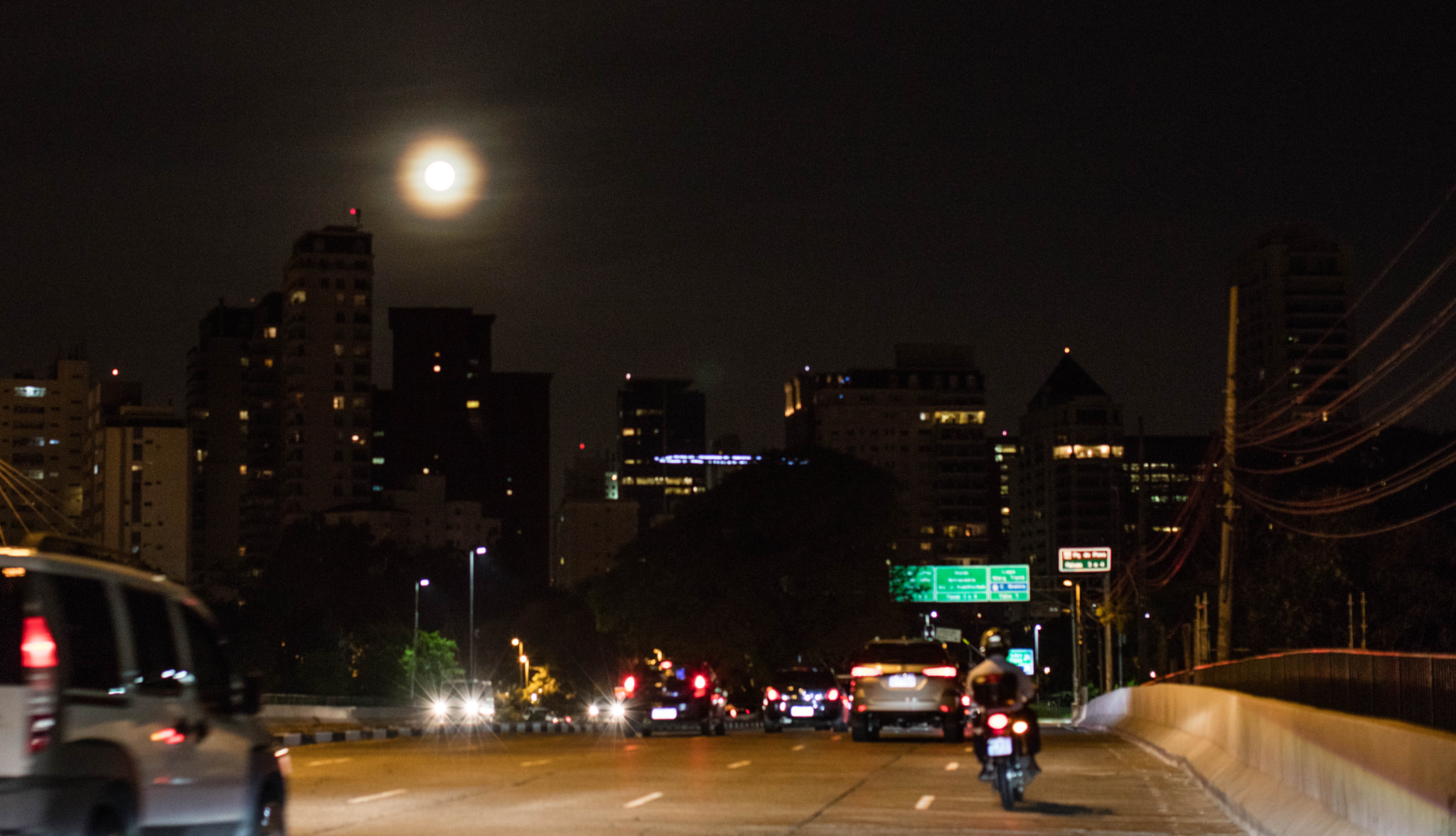 Canon EOS 5DS + Canon EF 50mm F1.2L USM sample photo. Insane moon in são paulo photography