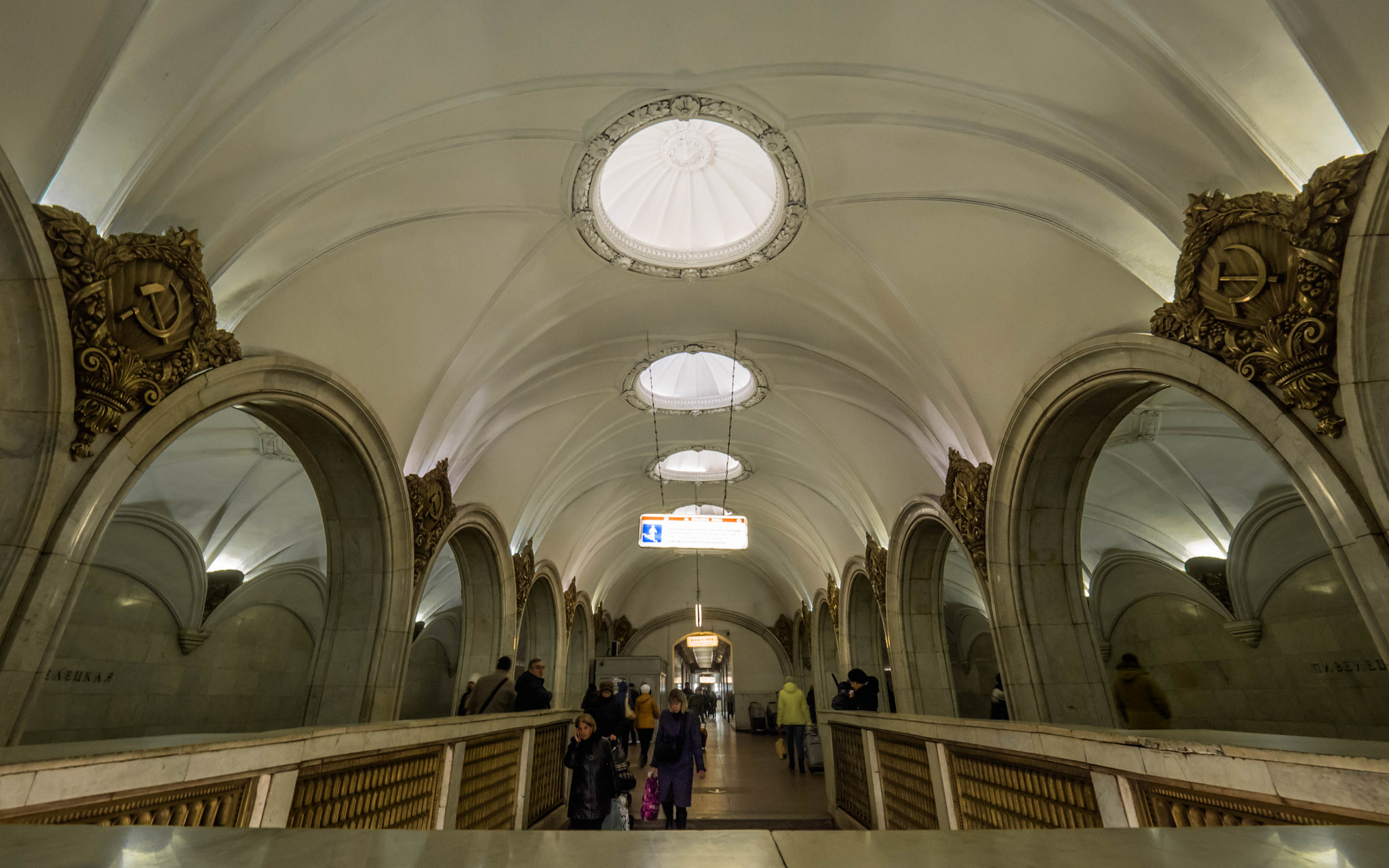 Panasonic Lumix DMC-GH4 + Olympus M.Zuiko Digital ED 7-14mm F2.8 PRO sample photo. Paveletskaya (moscow metro) photography