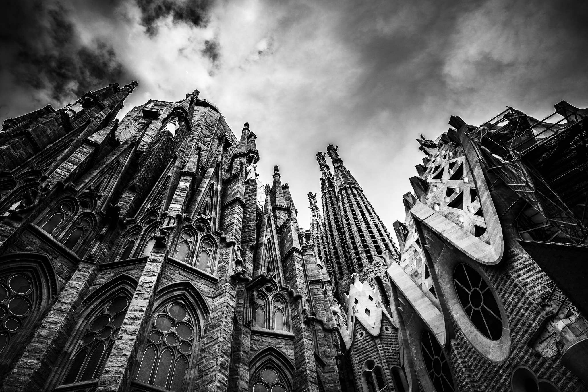 Fujifilm X-T10 + Fujifilm XF 14mm F2.8 R sample photo. Sagrada familia bw photography