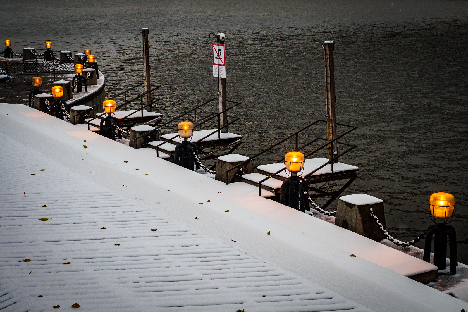 Olympus OM-D E-M10 + Sigma 30mm F2.8 DN Art sample photo. Evening on the river photography