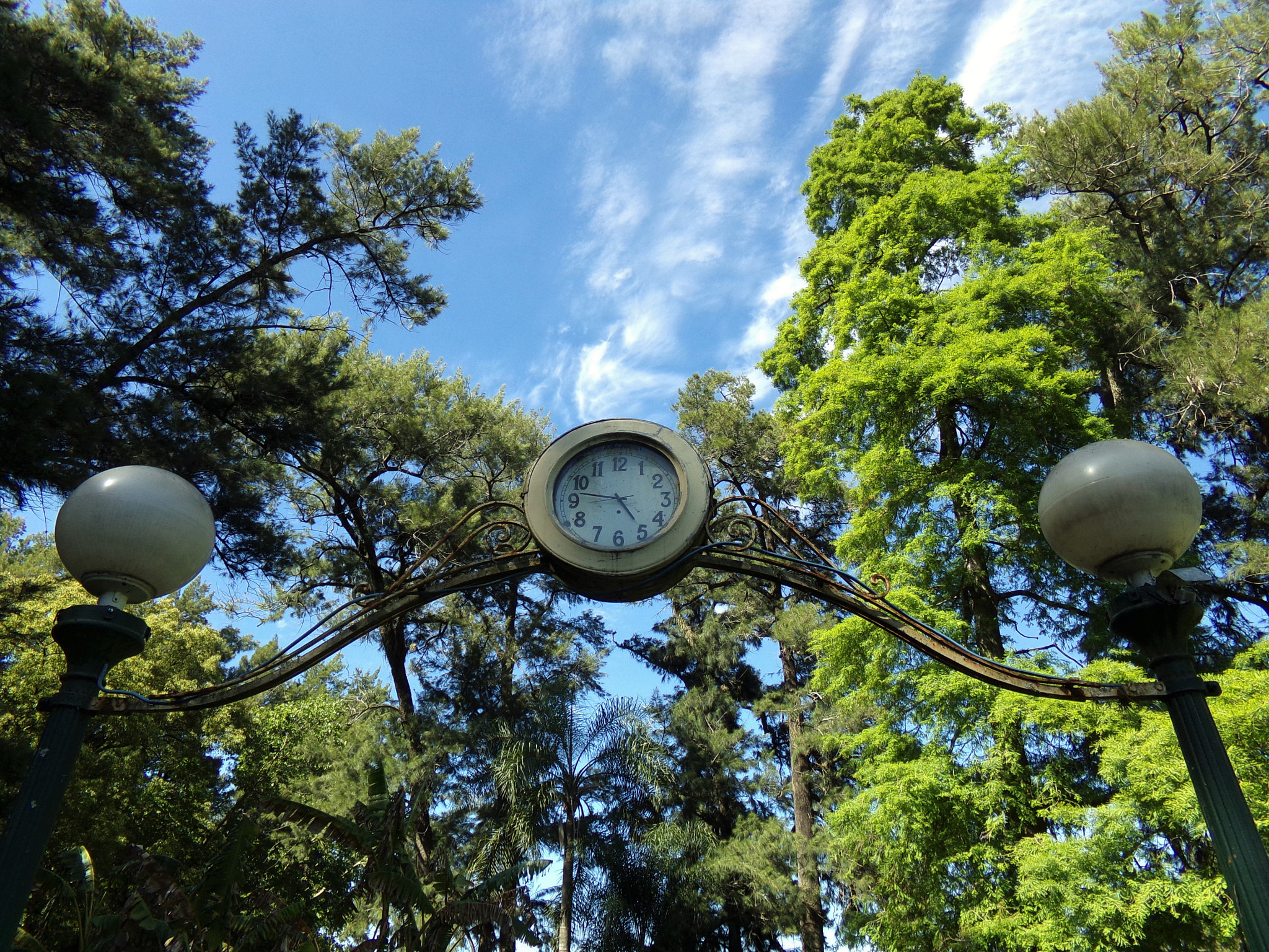 Kodak PIXPRO AZ251 sample photo. Hanging clock photography