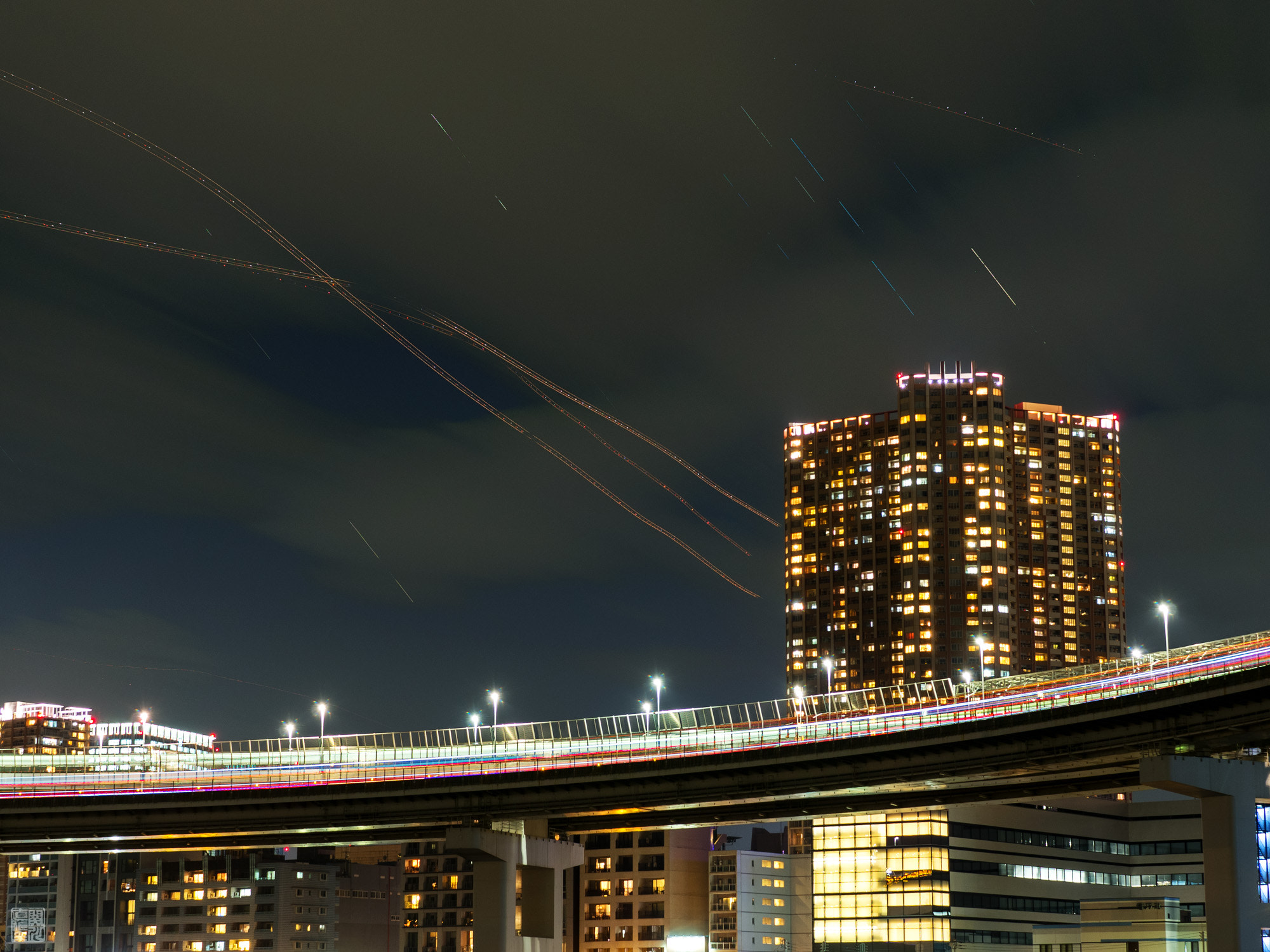 Olympus OM-D E-M10 + Sigma 30mm F2.8 DN Art sample photo. Helicopters fly over highway photography