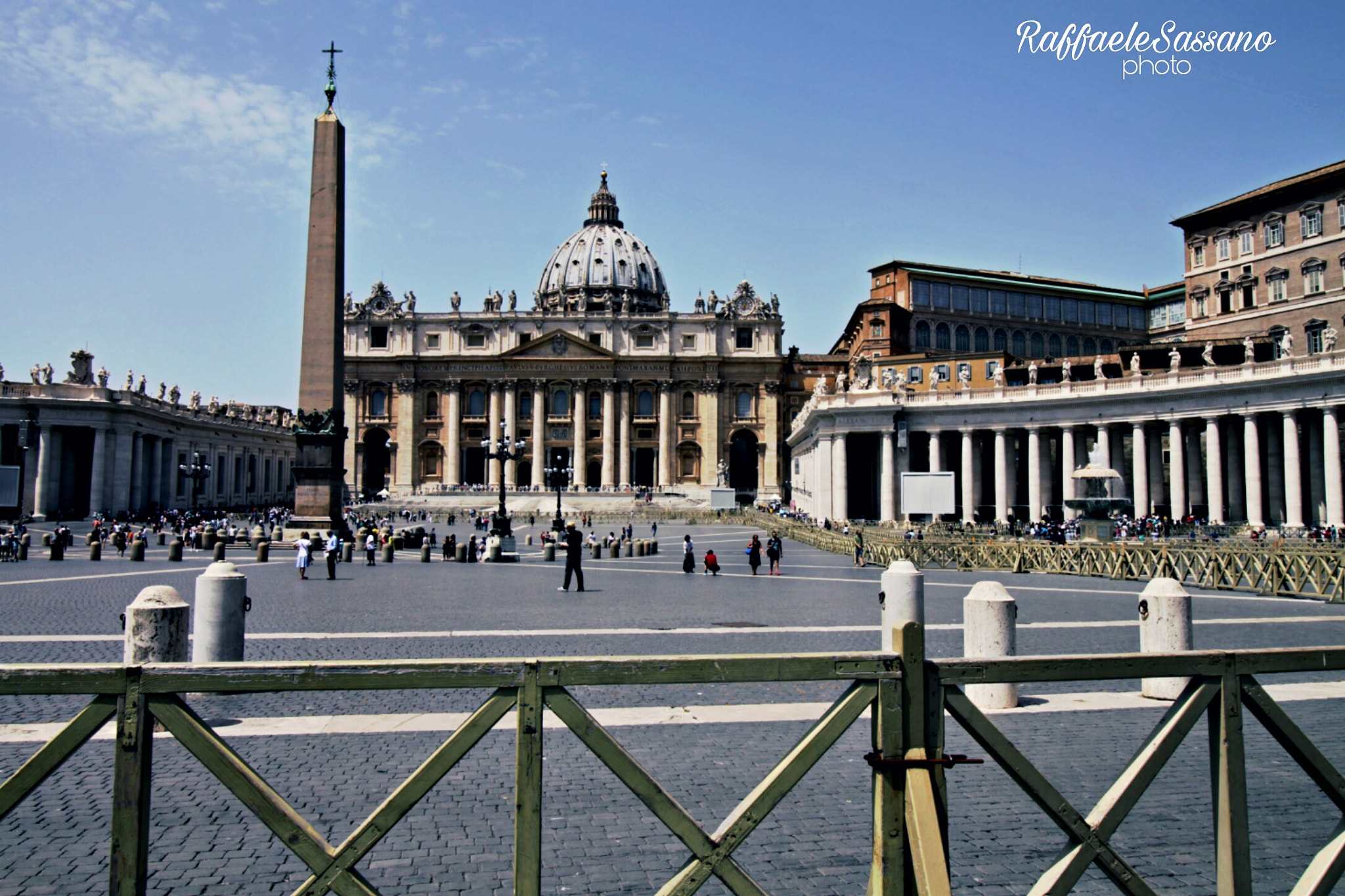 Canon EOS 500D (EOS Rebel T1i / EOS Kiss X3) + Canon EF-S 10-18mm F4.5–5.6 IS STM sample photo. Square san pietro, rome - italy photography