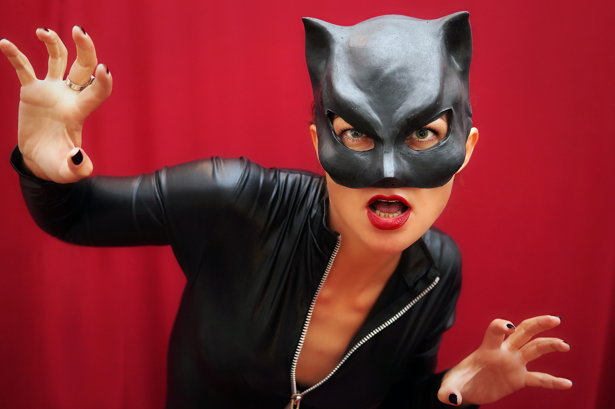 Sony Alpha NEX-6 + Sigma 30mm F1.4 DC DN | C sample photo. Catwoman photography