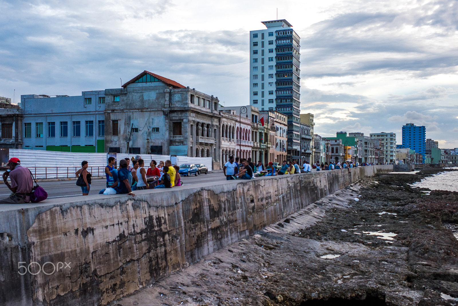 Nikon D810 + Nikon AF-S Nikkor 35mm F1.4G sample photo. People watching on the malecon photography