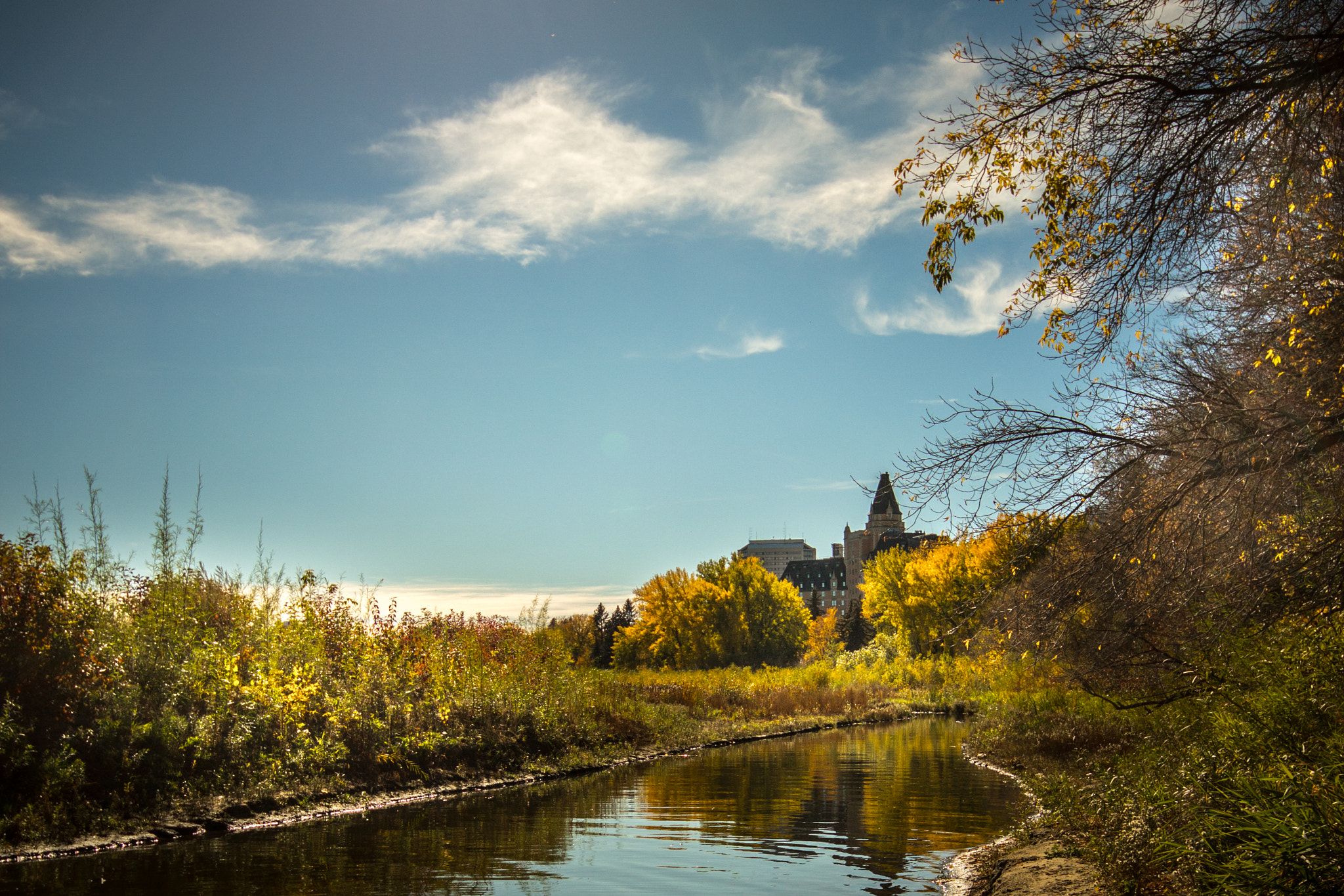 Canon EOS 650D (EOS Rebel T4i / EOS Kiss X6i) sample photo. Hotel in fall photography