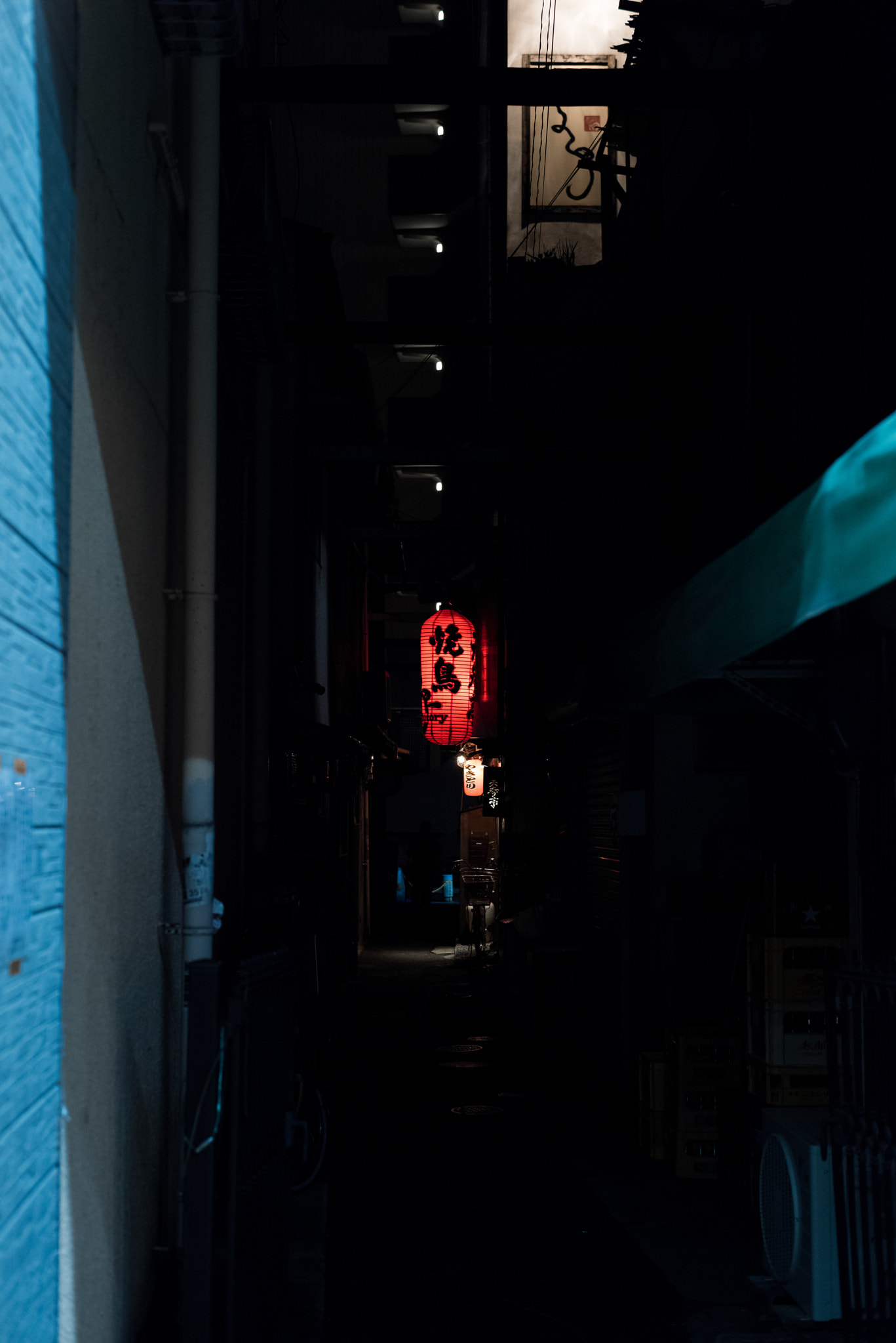 ZEISS Planar T* 50mm F1.4 sample photo. Blue night, red light photography