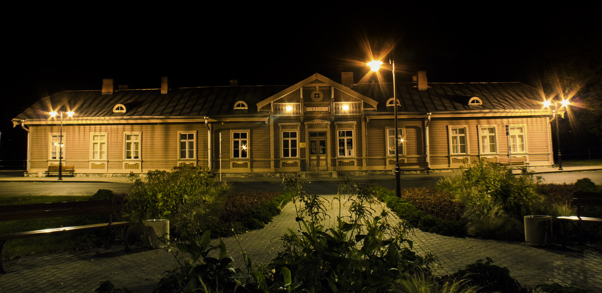Canon EF-S 18-200mm F3.5-5.6 IS sample photo. Elva trainstation photography