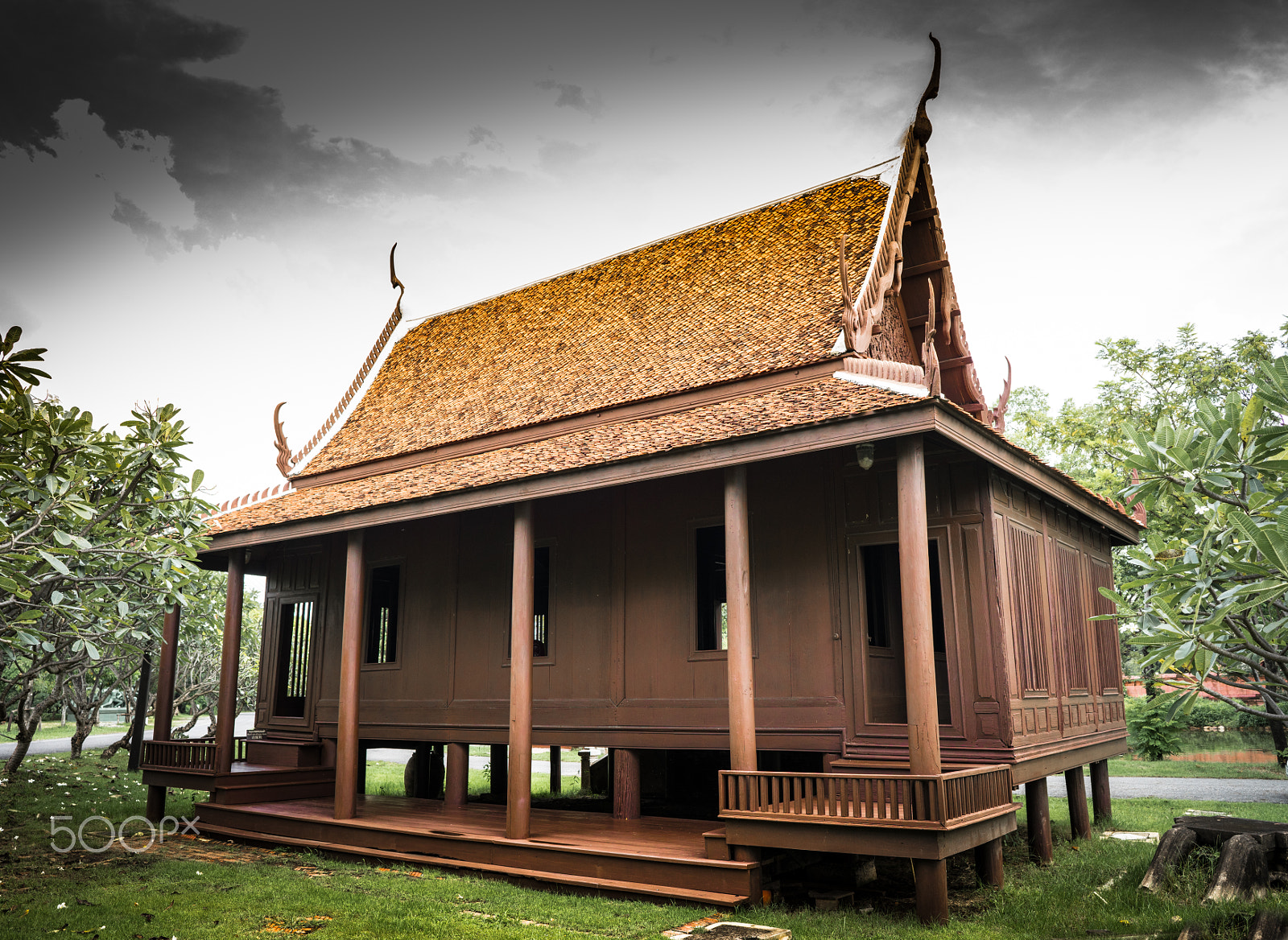 Sony a7R + ZEISS Batis 25mm F2 sample photo. Thai wooden house photography