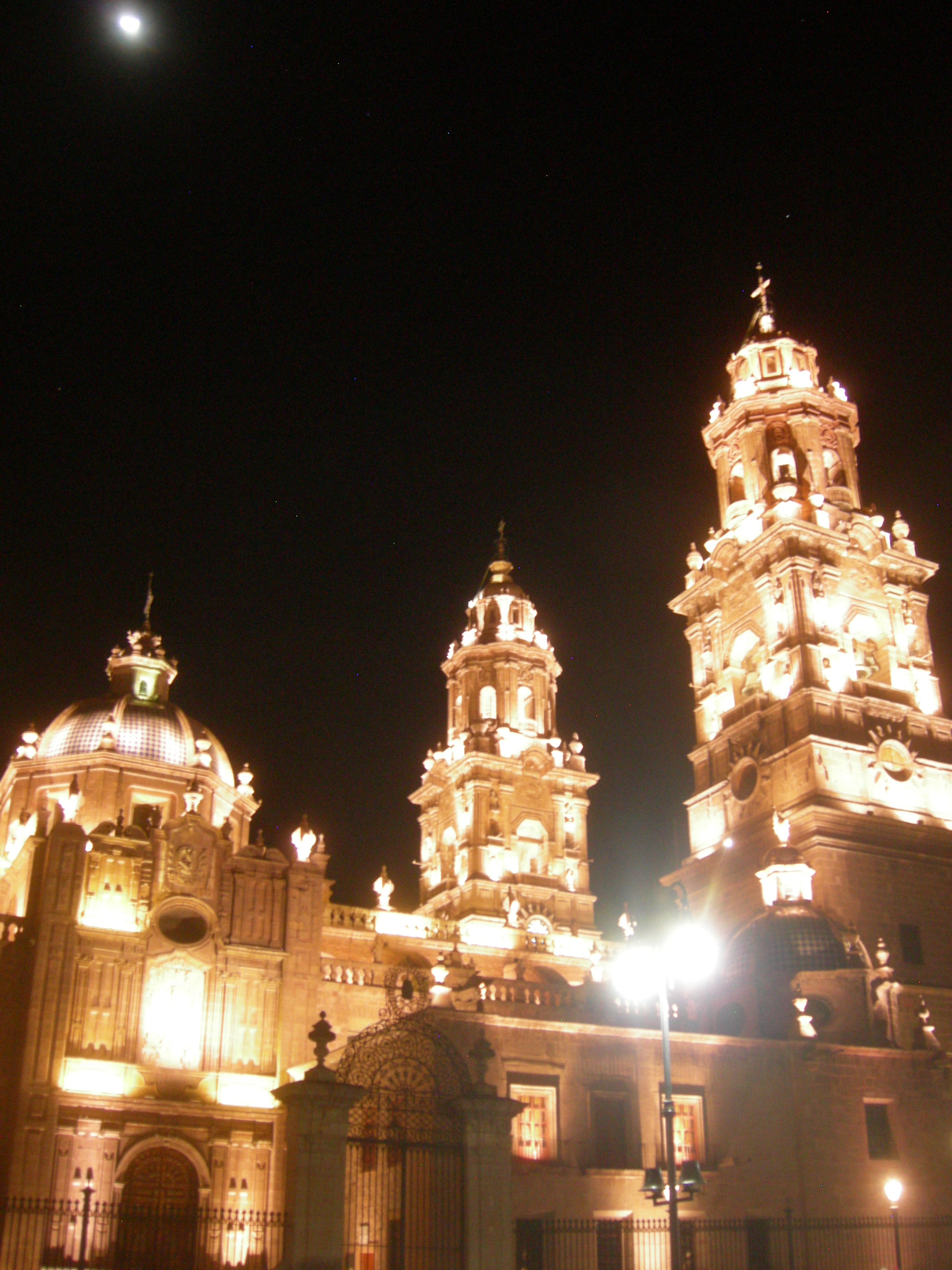 Nikon COOLPIX P1 sample photo. Morelia by night photography