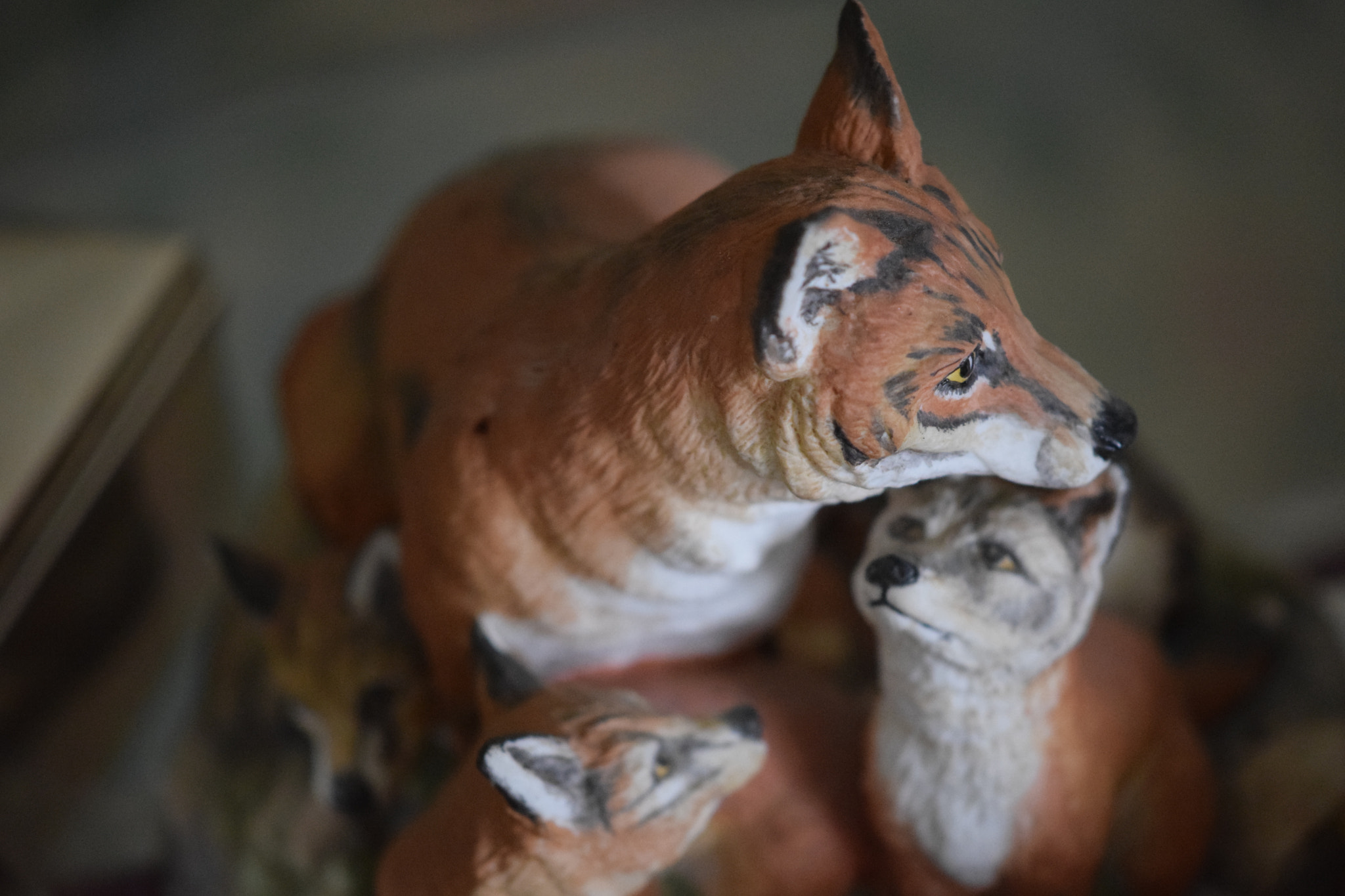 Nikon AF-S DX Micro-Nikkor 85mm F3.5G ED VR sample photo. Ceramic foxes photography