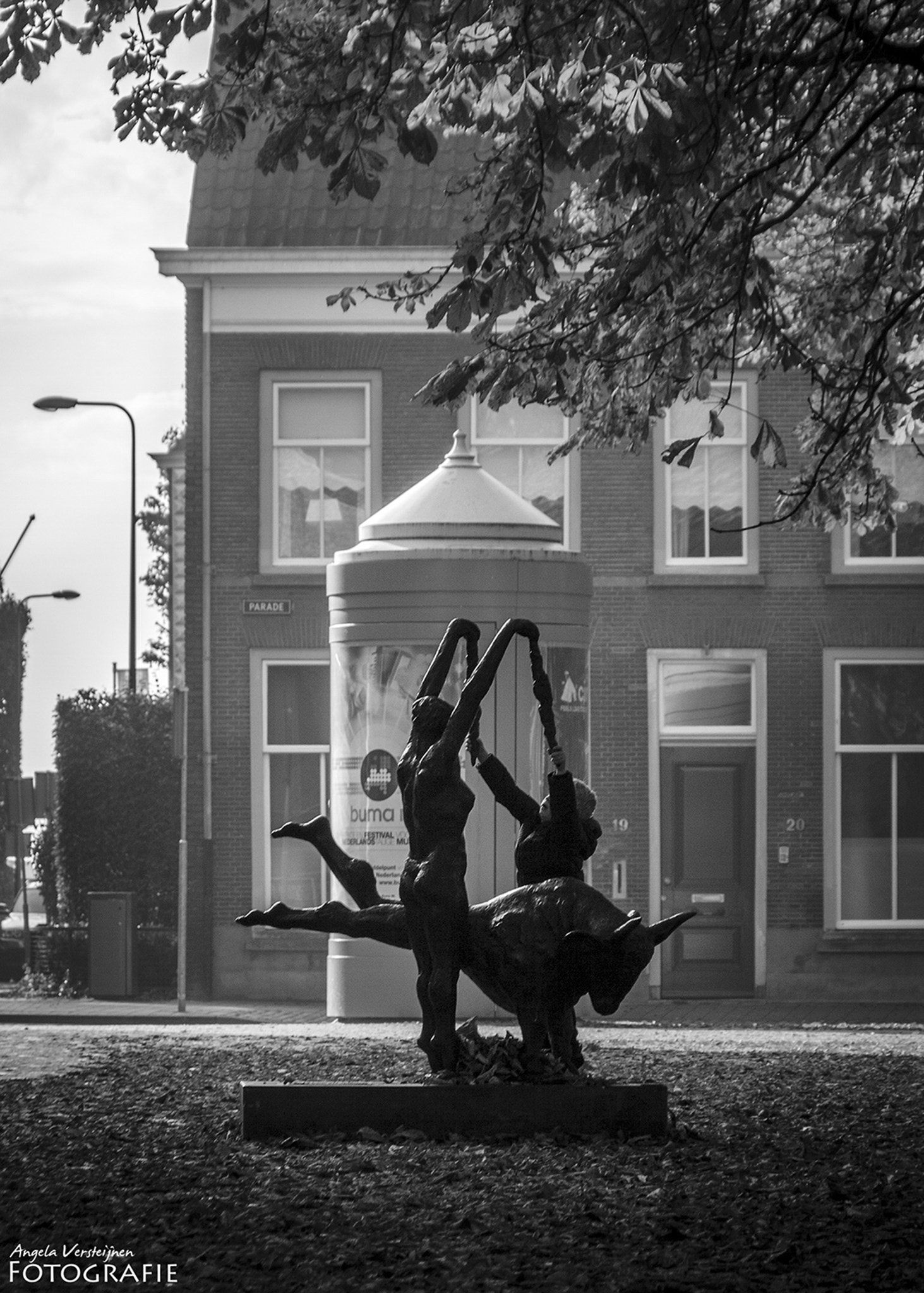 Sigma 18-250mm F3.5-6.3 DC OS HSM sample photo. Boy playing with staue photography