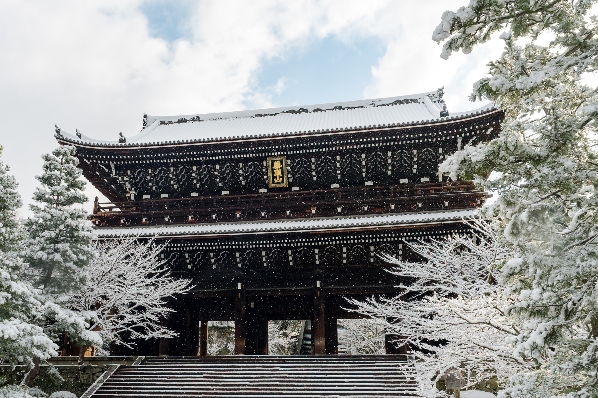 Nikon D7000 + Sigma 18-125mm F3.8-5.6 DC HSM sample photo. 雪の知恩院三門 ／ chion-in temple in winter photography