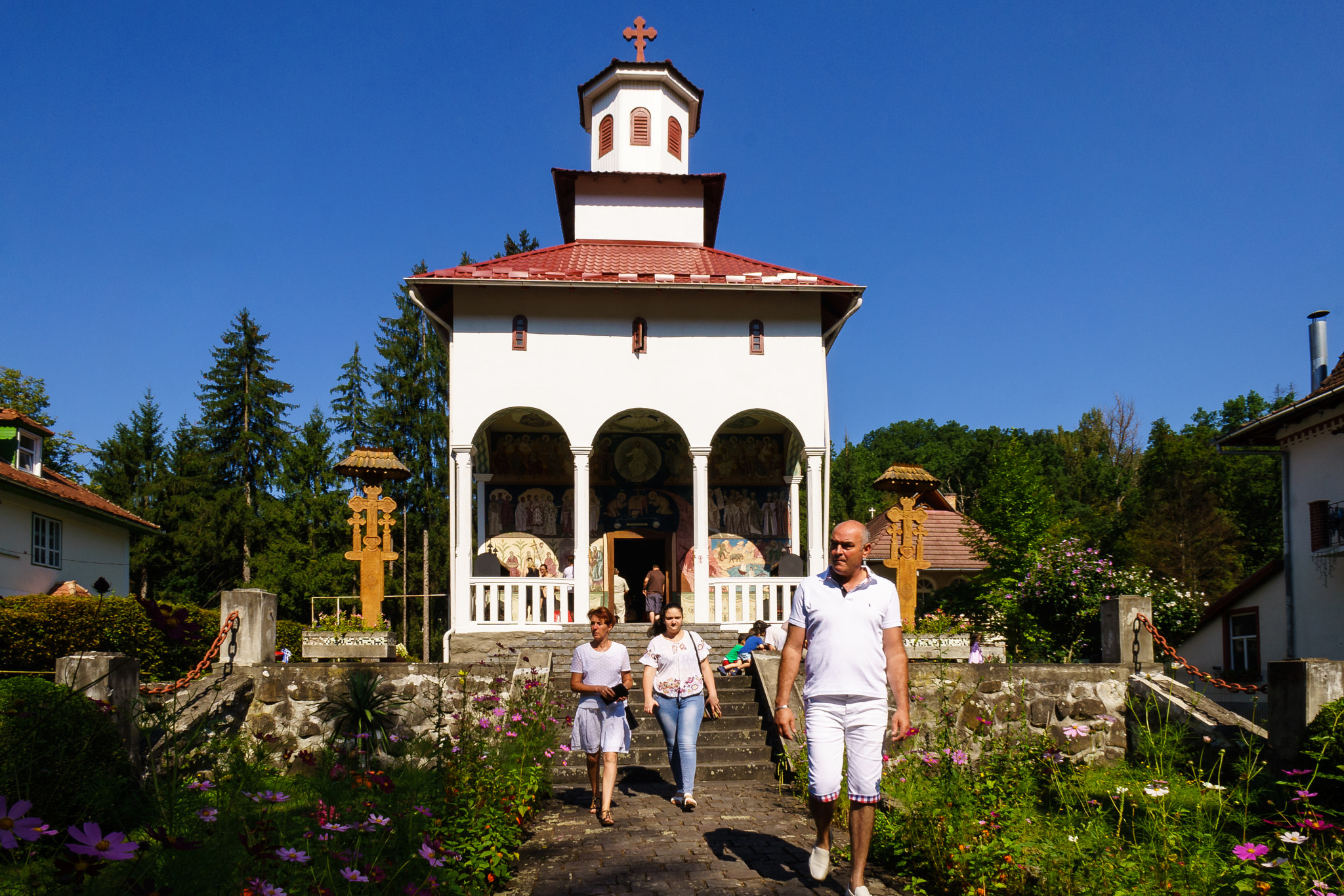 Sony E 16mm F2.8 sample photo. Meeting with religion photography