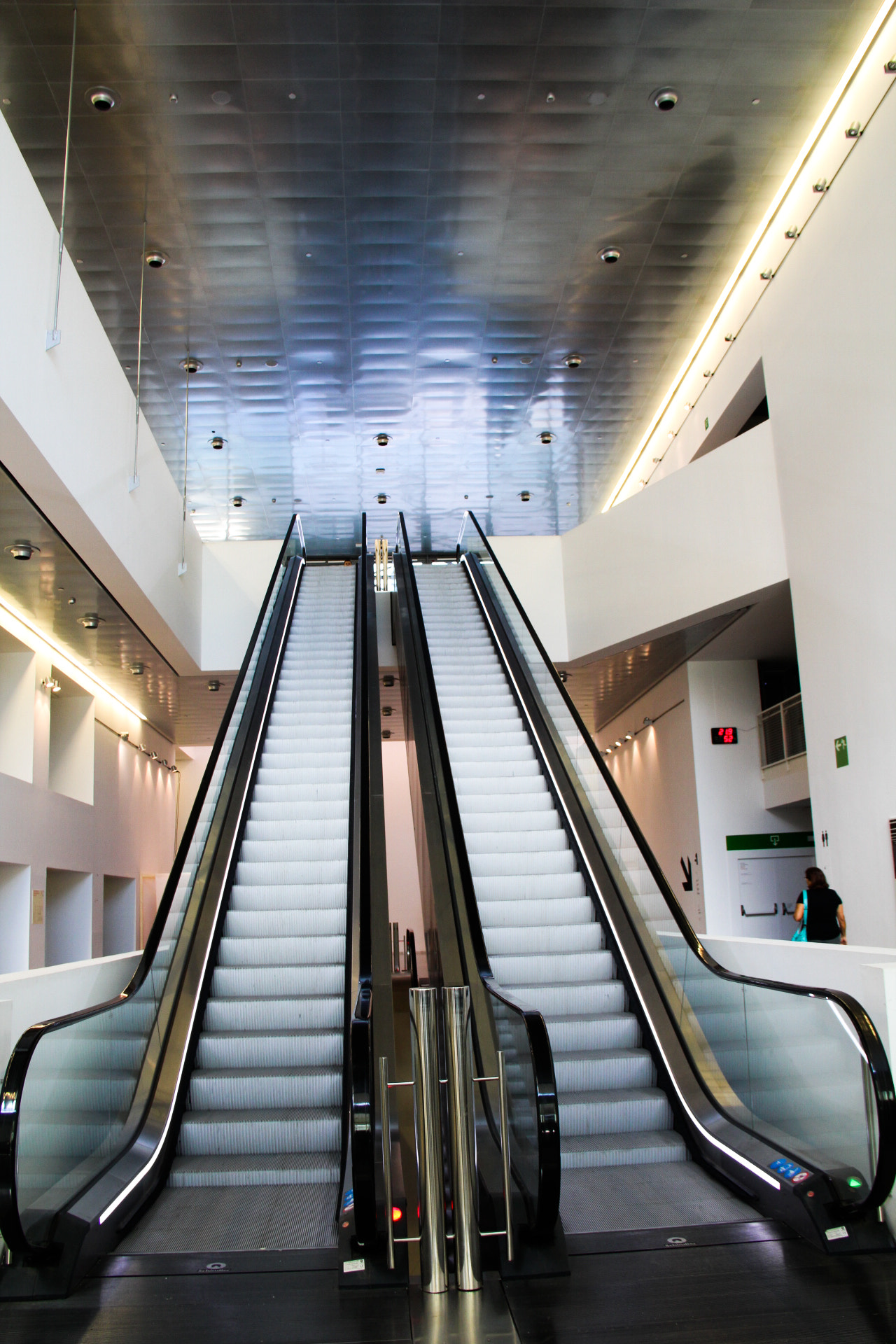 Canon EF-S 18-135mm F3.5-5.6 IS sample photo. Stairs photography