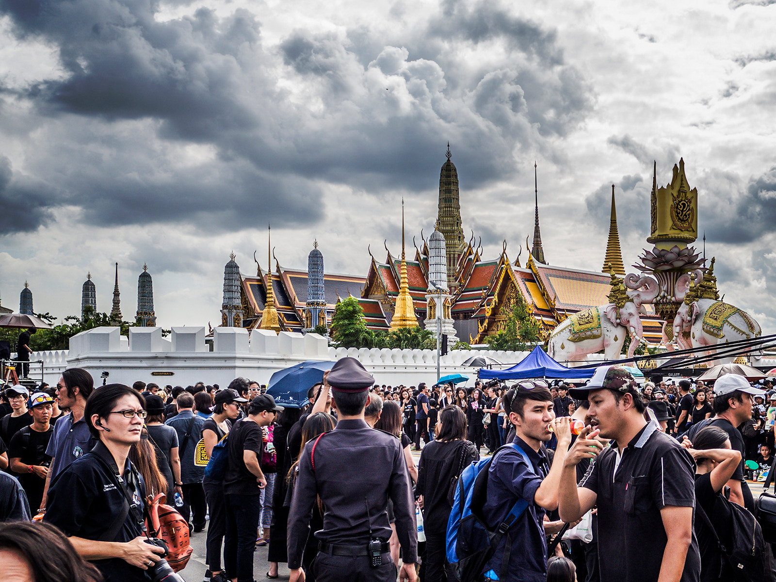 Olympus OM-D E-M10 II + LEICA DG SUMMILUX 15/F1.7 sample photo. My finder 77: the grand palace photography