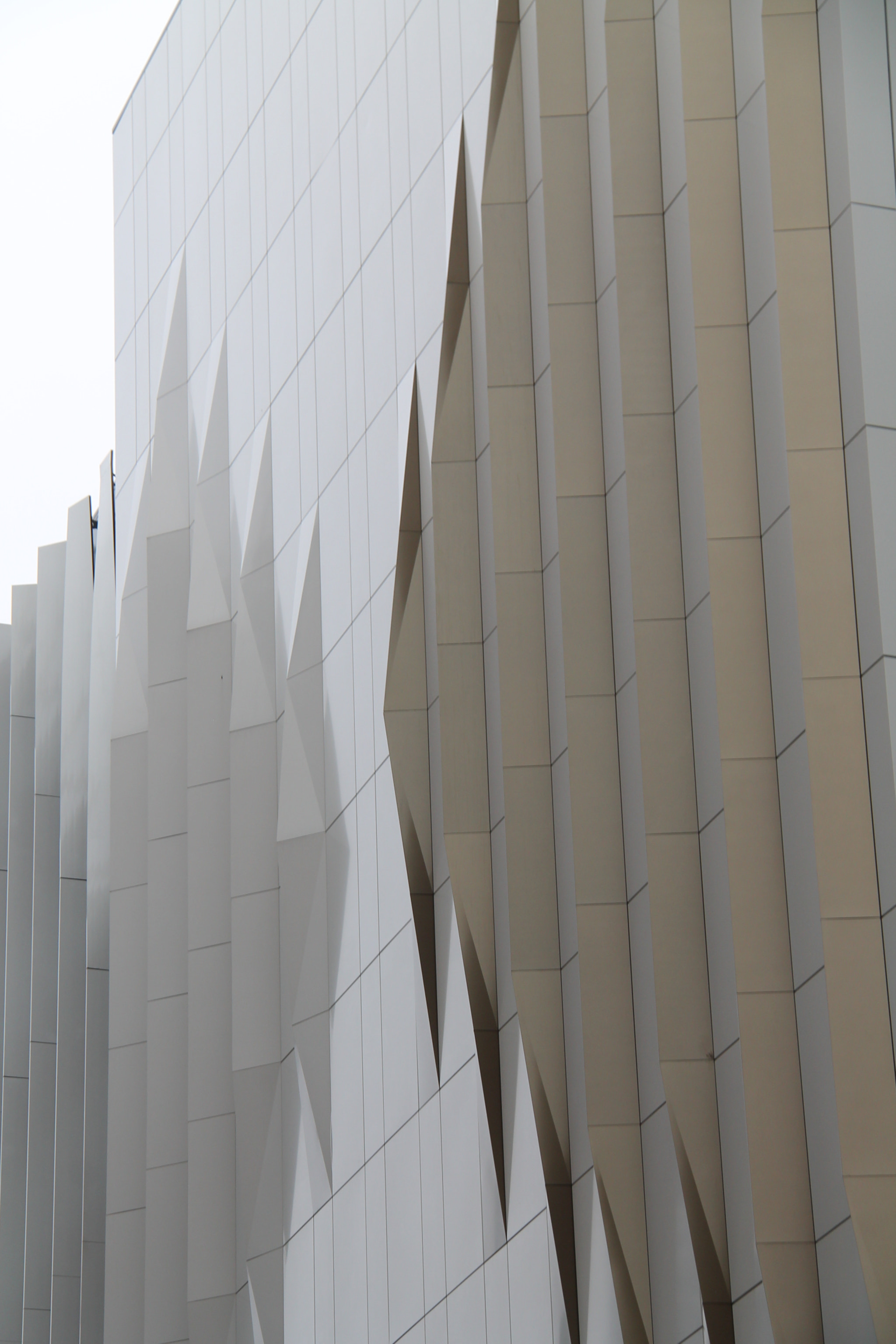 Canon EF-S 18-200mm F3.5-5.6 IS sample photo. Modern building photography