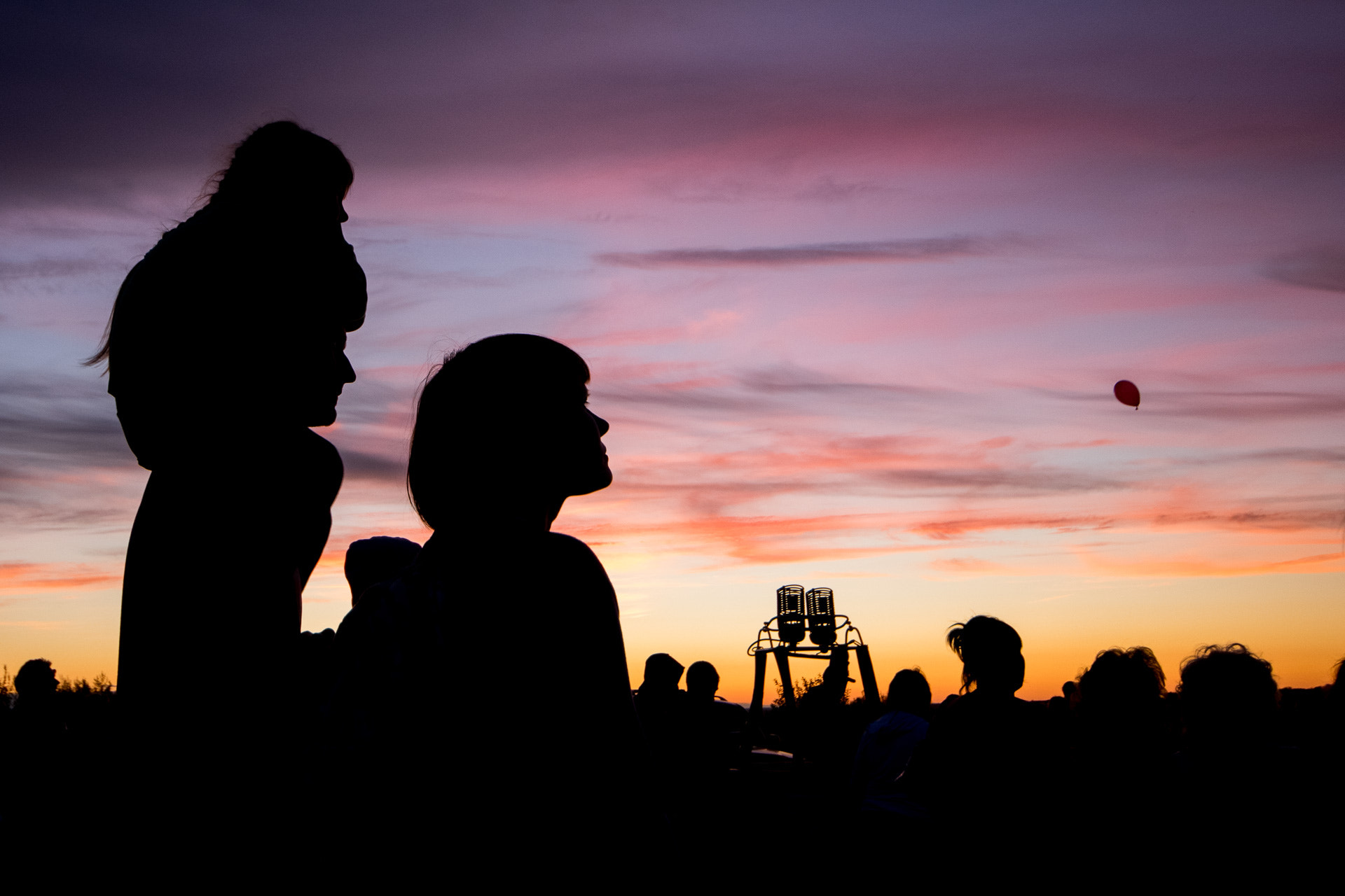Sigma AF 10-20mm F4-5.6 EX DC sample photo. A family on the balloon fest photography