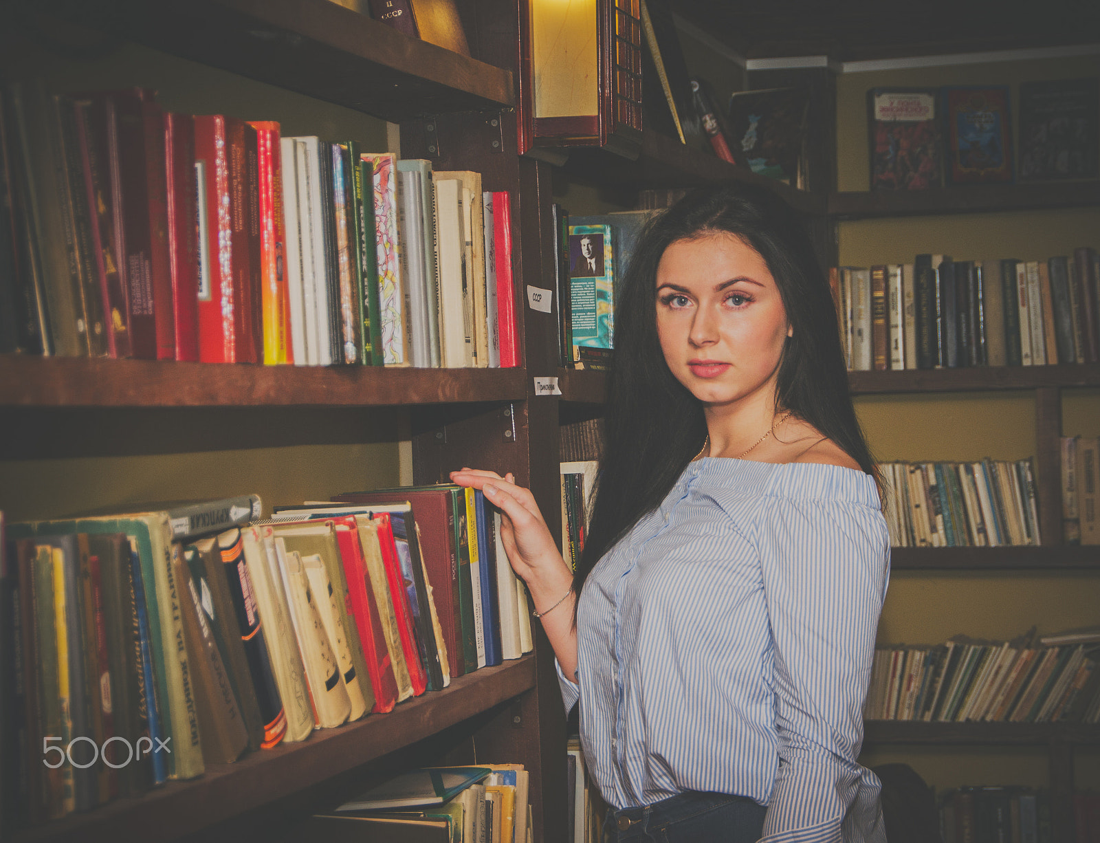 Nikon D7000 + Sigma 18-250mm F3.5-6.3 DC OS HSM sample photo. The girl in the library. photography