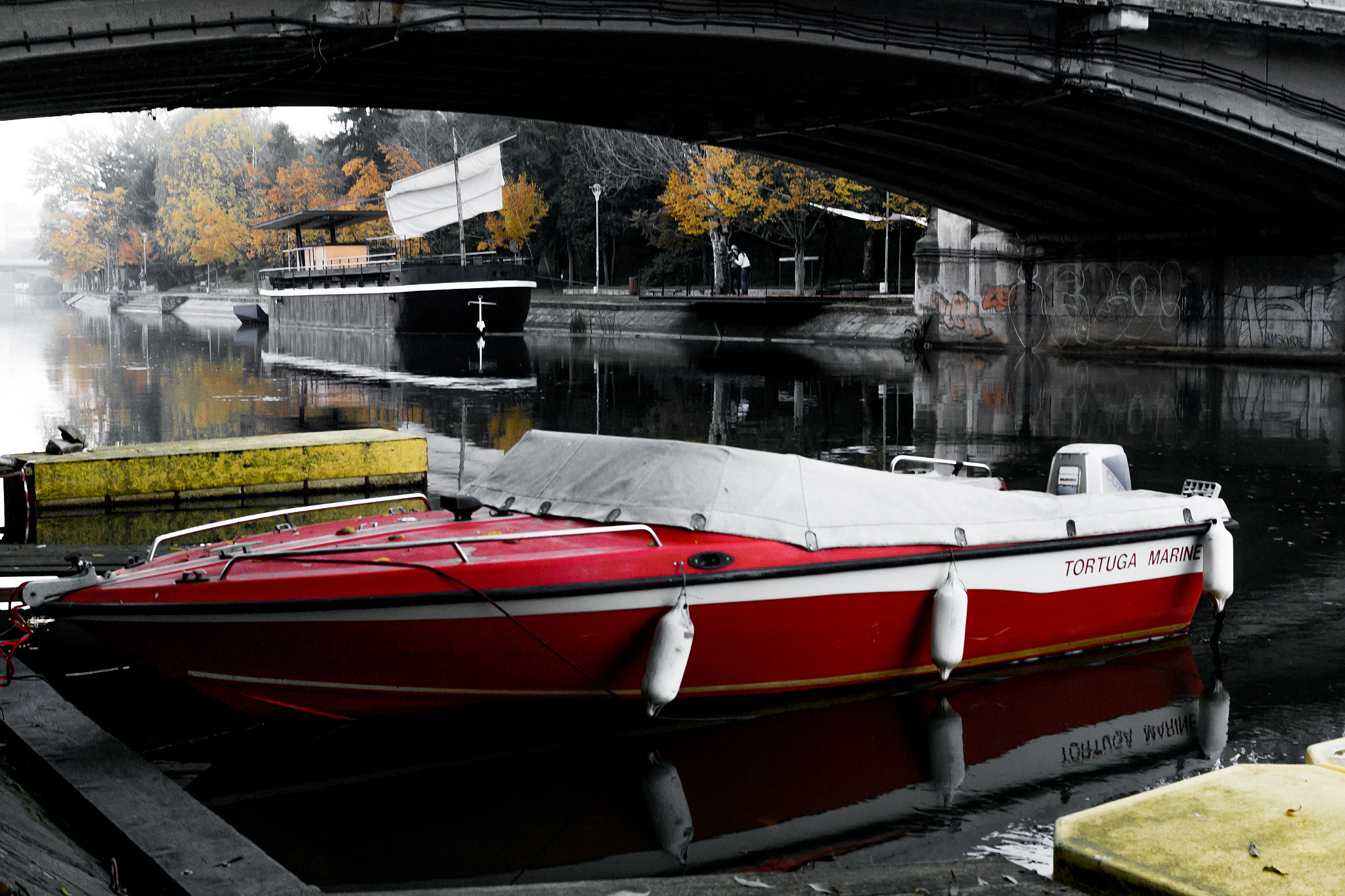 Samsung NX300 + Samsung NX 30mm F2 Pancake sample photo. Boat on the bega canal photography